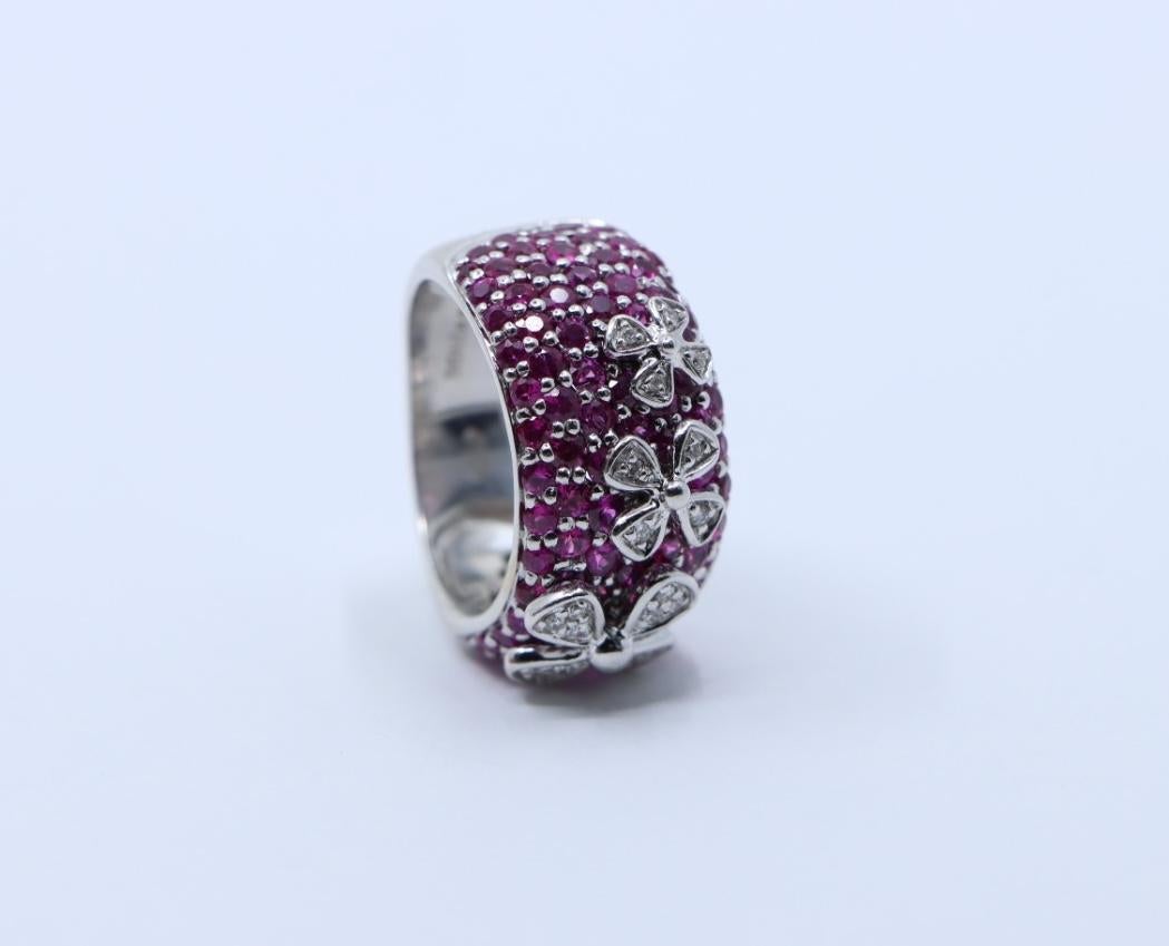 Sonia B. 18K White Gold Ruby Diamond Four Leaf Clover Ring In Good Condition For Sale In Flushing, NY