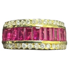 Sonia B. Fascia per l'eternità in oro giallo 18 carati con diamante e rubino da 6,30 carati.