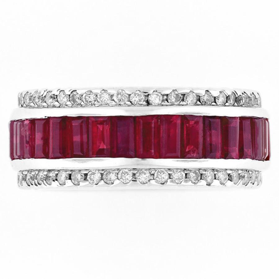 Sonia B 9.1mm large rubis et diamant,  bague en or blanc 18 carats sertie de 35 rubis rouges authentiques brillants et d'une rangée de diamants blancs brillants pleine taille en haut et en bas. 
 
35 rubis rouge vif de taille émeraude de 4 x 2 mm,