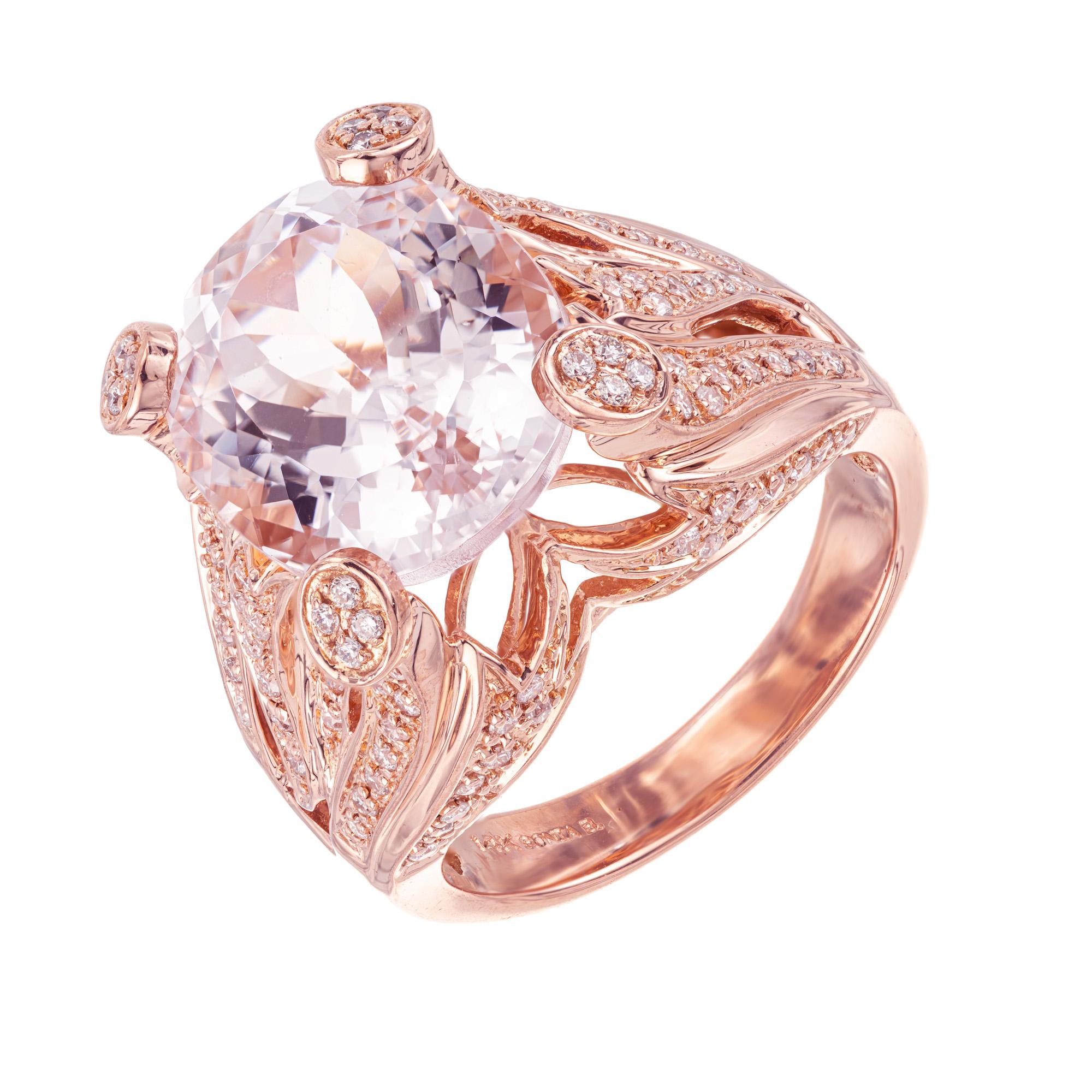 Autentico anello Sonia B in oro rosa 14k con pietra centrale ovale di Kunzite da 8,00 carati, impreziosita da 108 diamanti rotondi a taglio pieno di colore bianco brillante. La kunzite assomiglia a un leggero rosa violaceo che viene accentuato