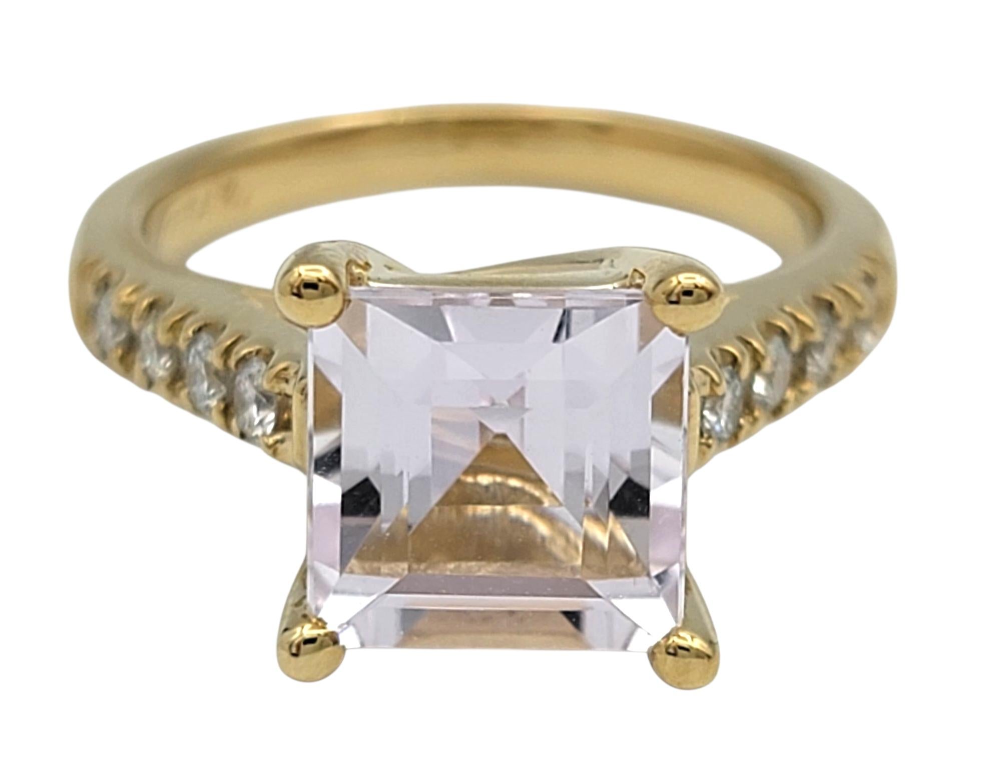 Taille de lla bague : 6

Cette bague en kunzite et diamant de Sonia B. capte une lumière douce et romantique grâce à son design saisissant. Au centre repose une kunzite taillée en Asscher, rayonnant d'une délicate teinte rose pâle qui brille d'un