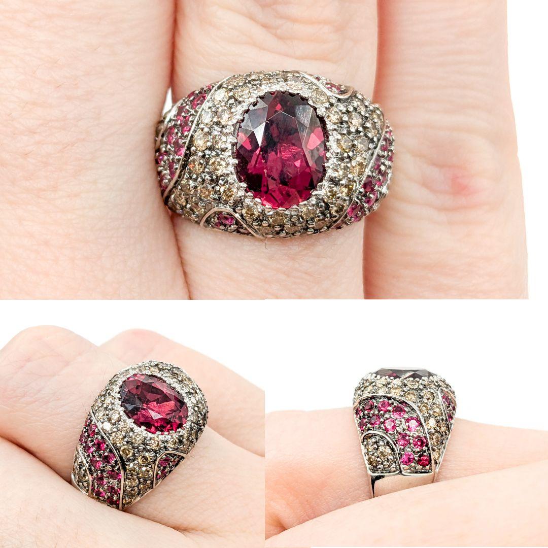 Sonia B. Design 2.00ctw rosa Turmalin, roter Spinell & Champagner Diamant Ring in 14kt Weißgold

Wir präsentieren diesen atemberaubenden Ring von Sonia B. Design aus 14 Karat Weißgold. In der Mitte des Rings befindet sich ein pinkfarbener Turmalin