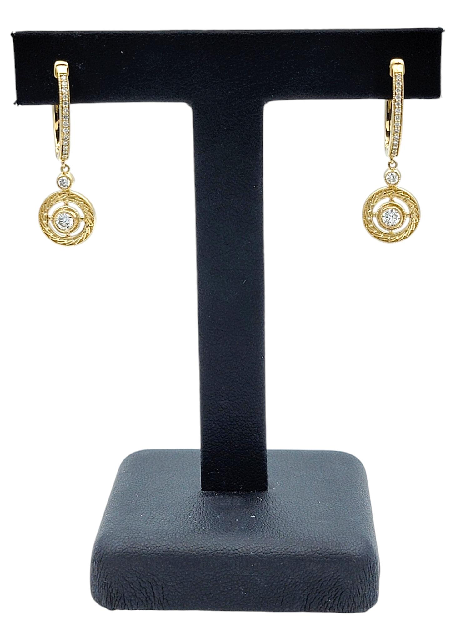 Sonia B. Designs Pendientes de aro con diamantes colgantes estilo ornamentado Oro amarillo de 14 quilates en venta 3
