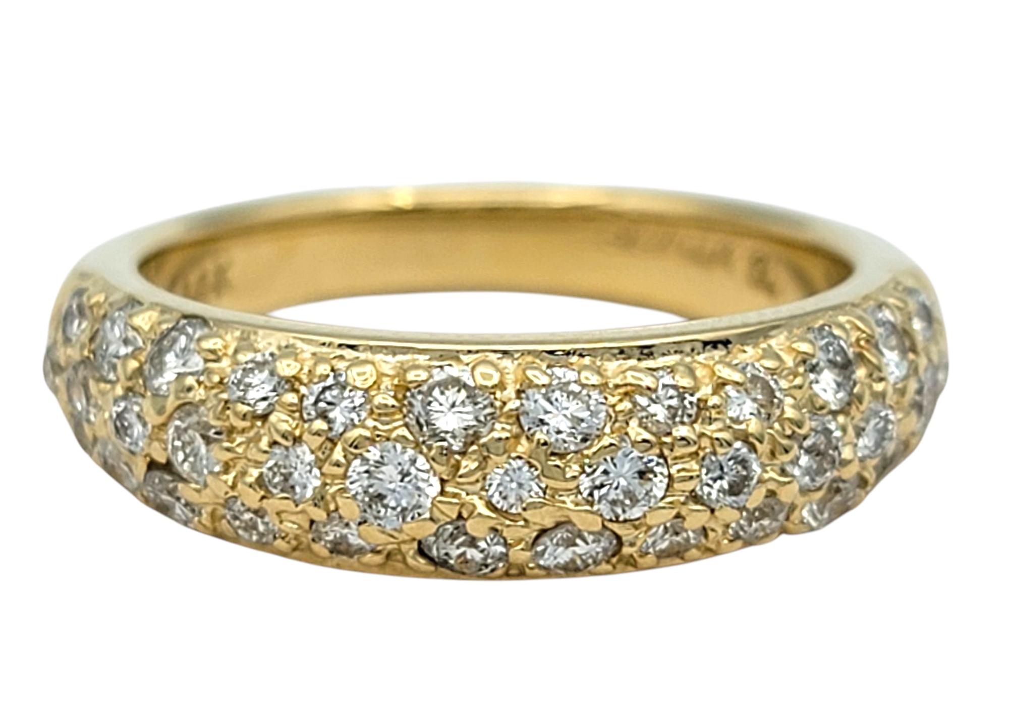 Taille de l'anneau : 5 

Cette élégante bague en diamant Brilliante présente un élégant anneau bordé d'étincelles brillantes. Le design présente des diamants ronds de taille brillante dans une monture pavée scintillante, offrant un glamour classique