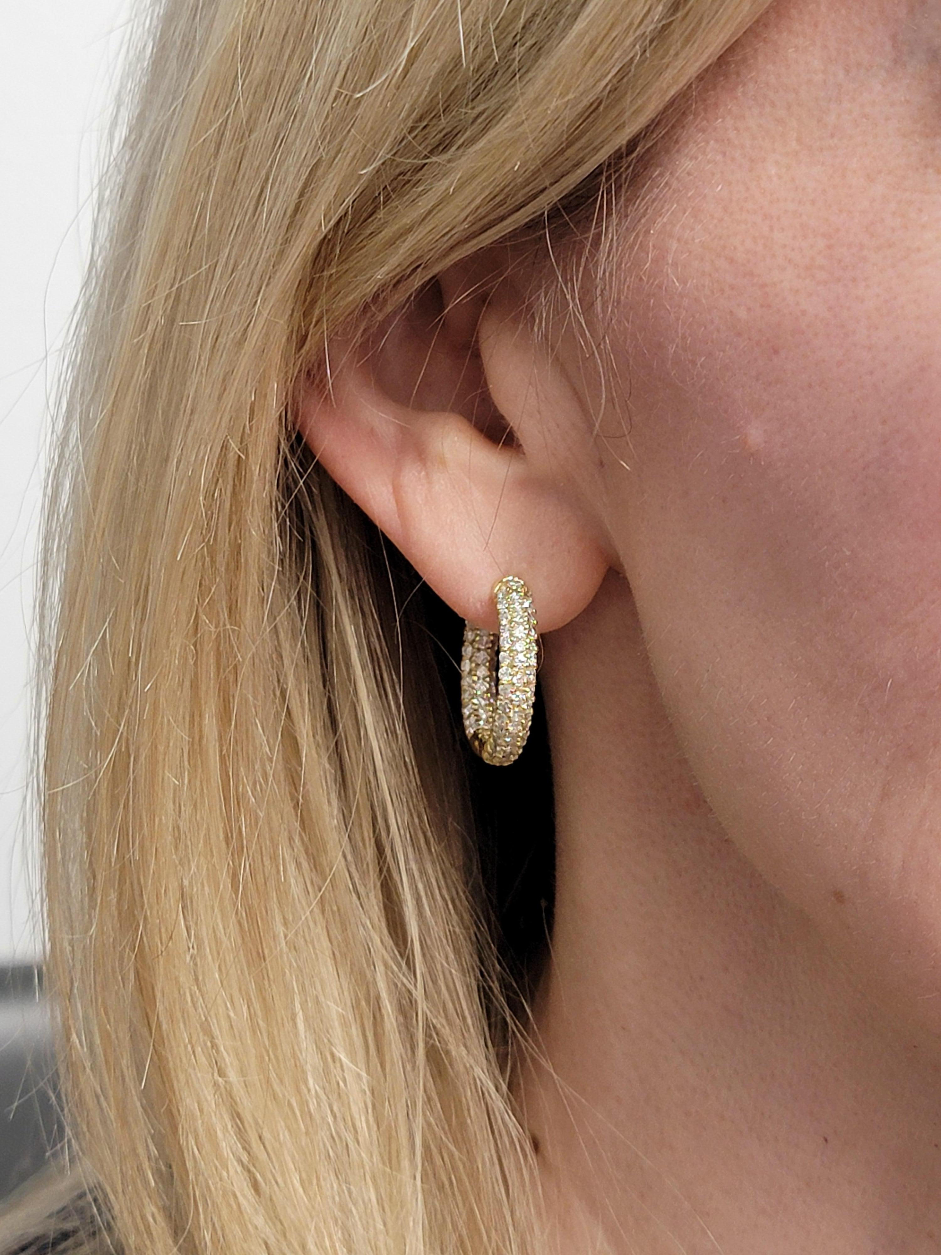 Sonia B. Creolen aus 18 Karat Gelbgold mit Pavé-Diamant innen und außen besetzt im Angebot 6