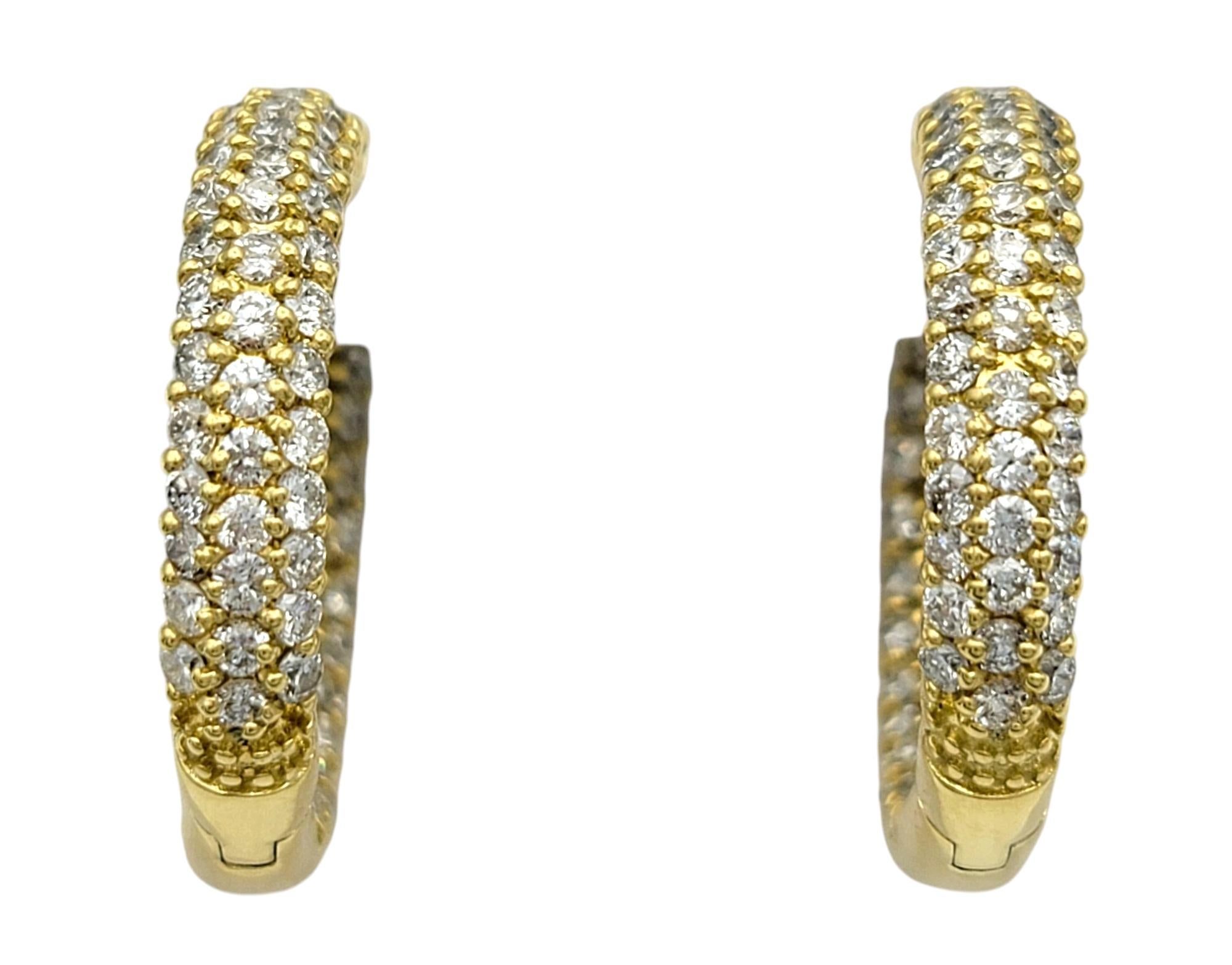 Diese strahlenden und raffinierten Diamantohrringe von Sonia B bringen zeitlosen Luxus in modernes Design. Jeder Reif aus leuchtendem 18-karätigem Gelbgold ist vollständig mit runden Diamanten im Brillantschliff besetzt, die bei jeder Drehung
