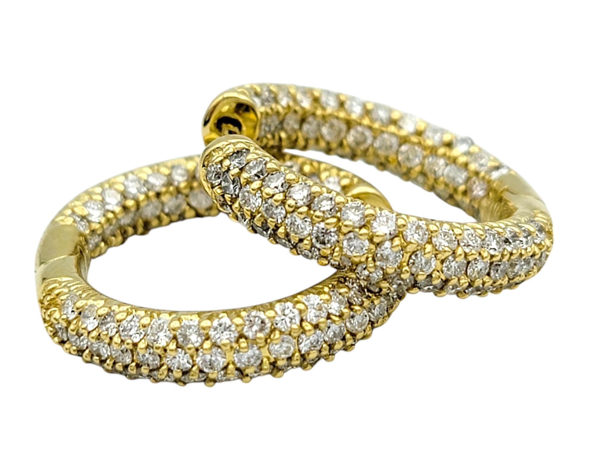 Sonia B. Creolen aus 18 Karat Gelbgold mit Pavé-Diamant innen und außen besetzt (Rundschliff) im Angebot