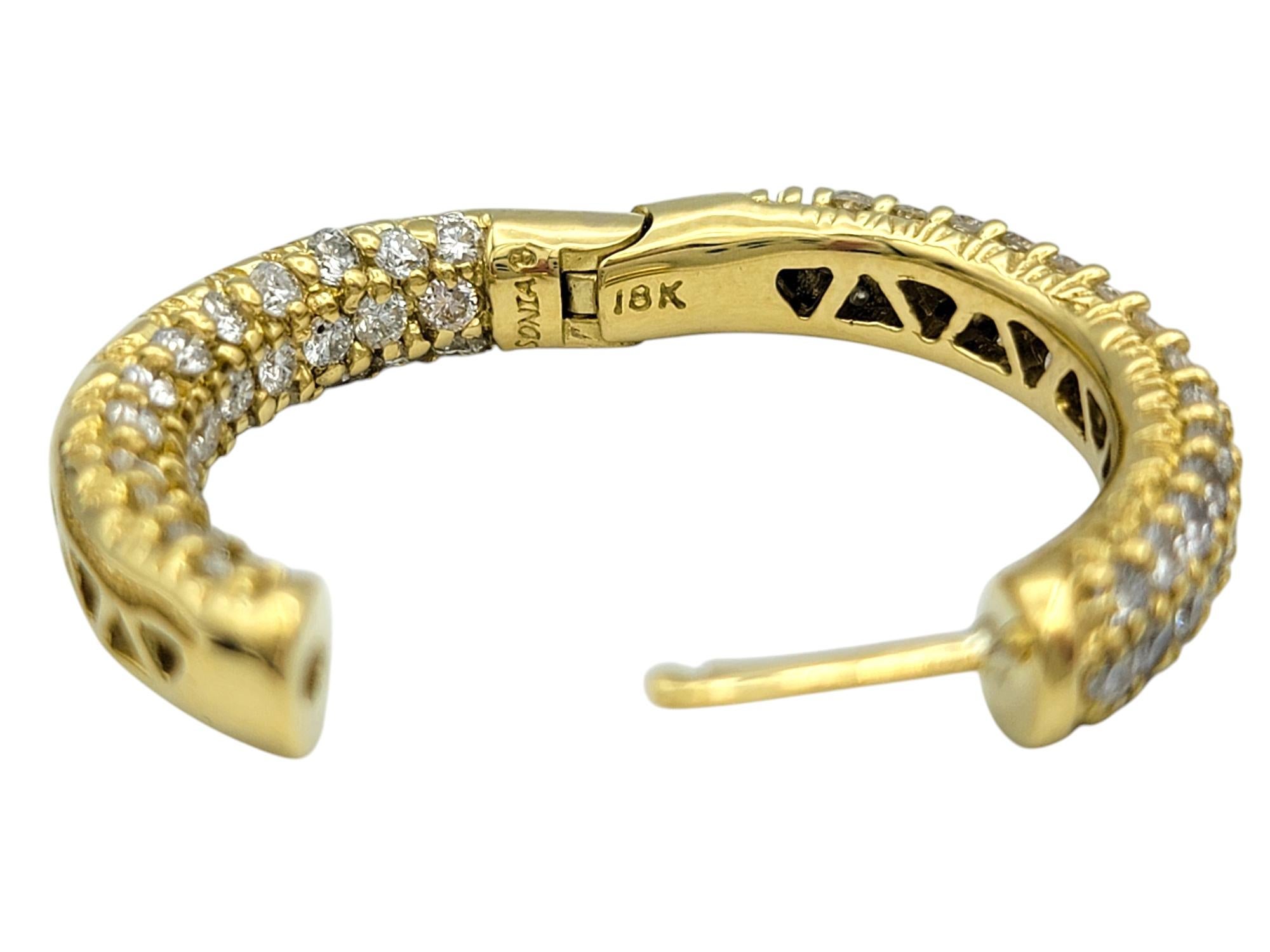 Sonia B. Creolen aus 18 Karat Gelbgold mit Pavé-Diamant innen und außen besetzt im Angebot 2