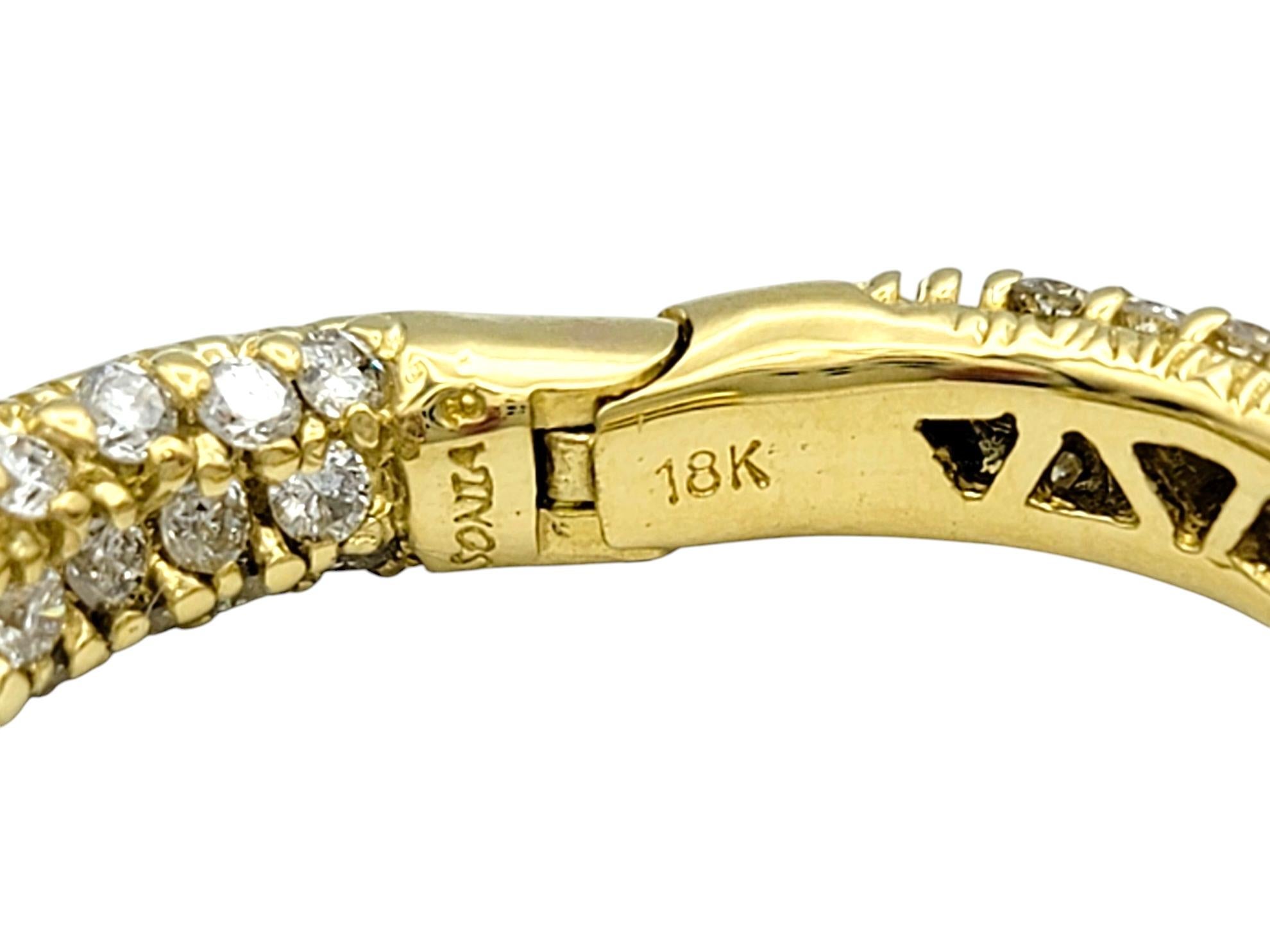 Sonia B. Creolen aus 18 Karat Gelbgold mit Pavé-Diamant innen und außen besetzt im Angebot 3