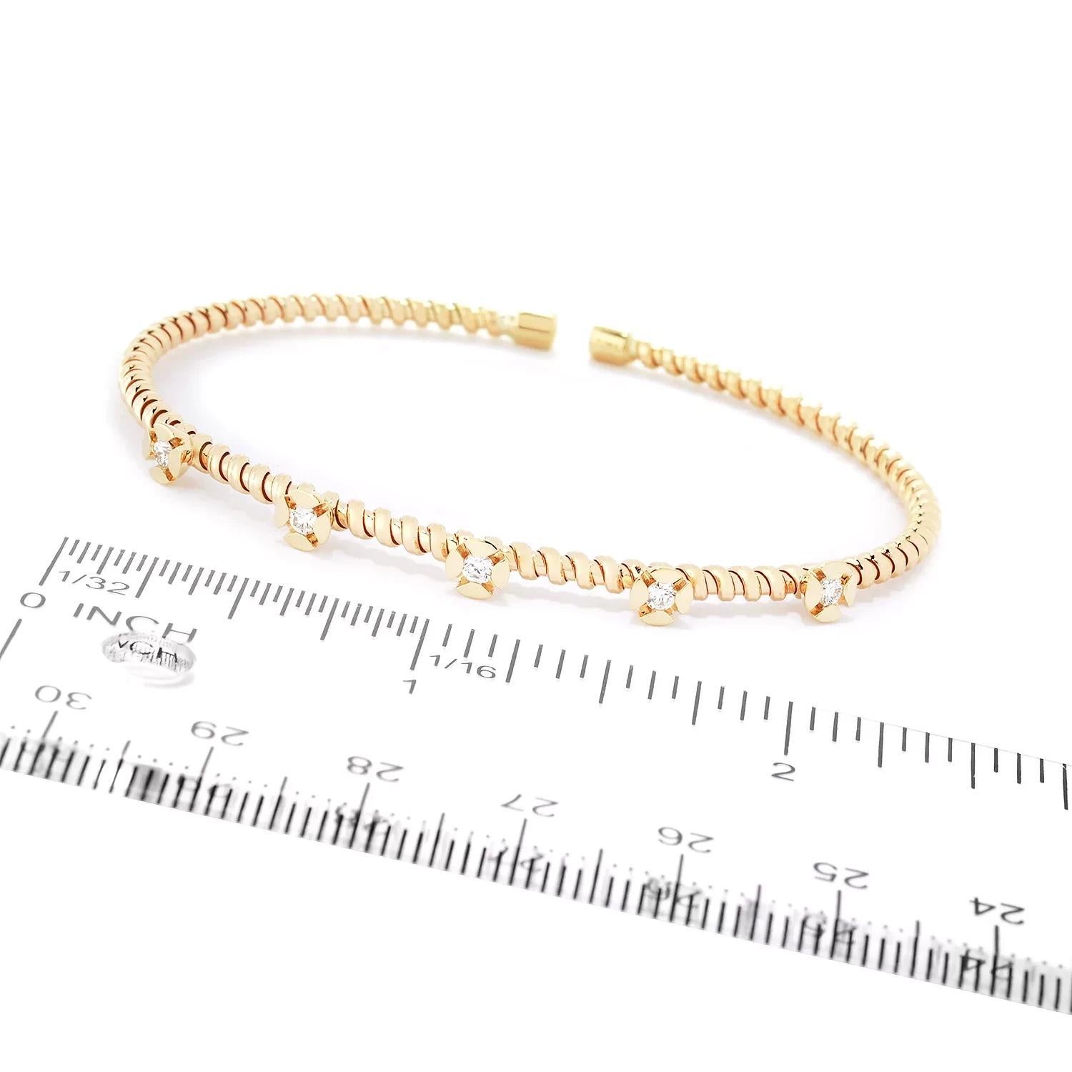 Rehaussez votre style avec une touche de brillance grâce à ce bracelet exquis ! Cinq diamants éblouissants ornent le devant de la manchette en forme de tire-bouchon, captivant l'attention sur votre poignet. Le plus grand avantage ? Il est disponible