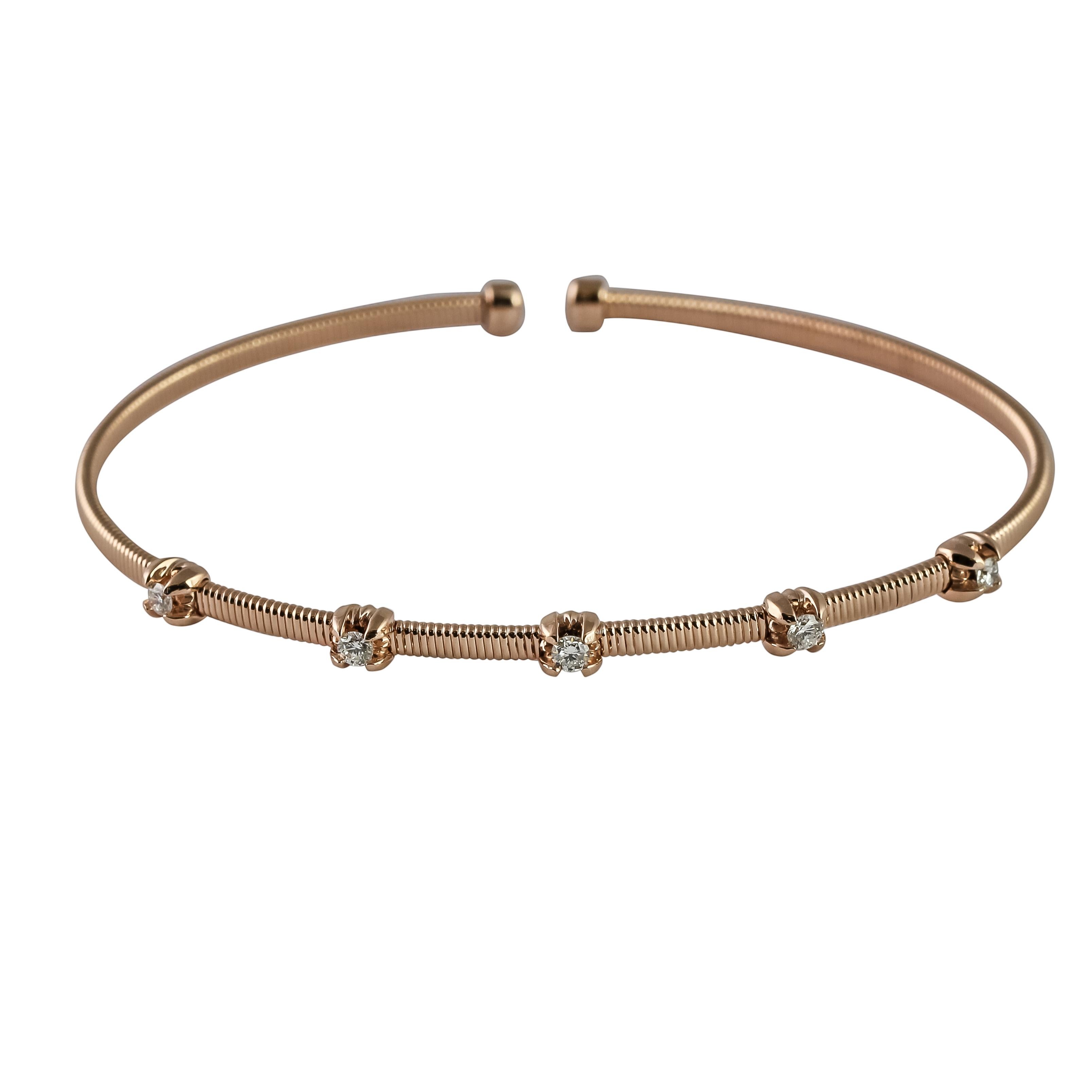 Pour obtenir un look vraiment fini, il suffit parfois d'une délicate touche de brillance et d'éclat. Mettez en valeur votre ensemble en vous parant de l'éclat captivant de cette exquise  nouveau bracelet manchette flexible. Méticuleusement créée en