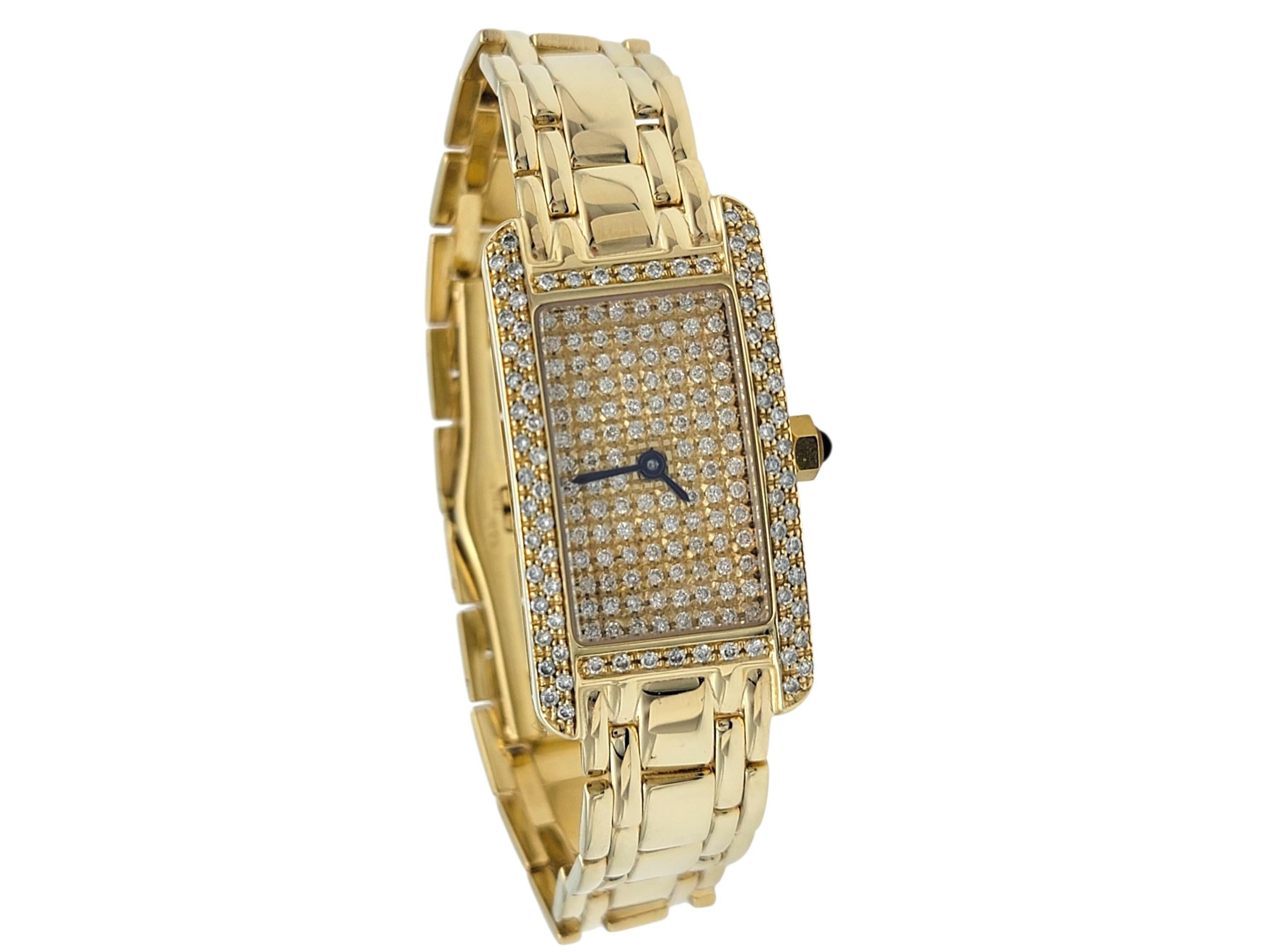 Cette élégante montre vintage pour femmes, créée par Sonia Bitton pour Galarie De Bijoux, est ornée d'un diamant personnalisé serti dans de l'or jaune 14 carats. Le boîtier rectangulaire est incrusté de diamants ronds de taille brillante sur la