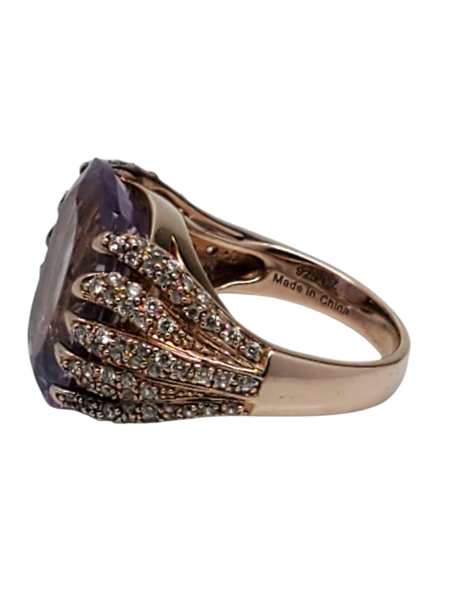 Anello con pietra viola placcata in oro rosa in argento sterling di Sonia Bitton -

Questo elegante anello di Sonia Bitton presenta una grande pietra viola sfaccettata (18 mm x 13 mm) e accenti CZ laterali incastonati in una montatura in argento