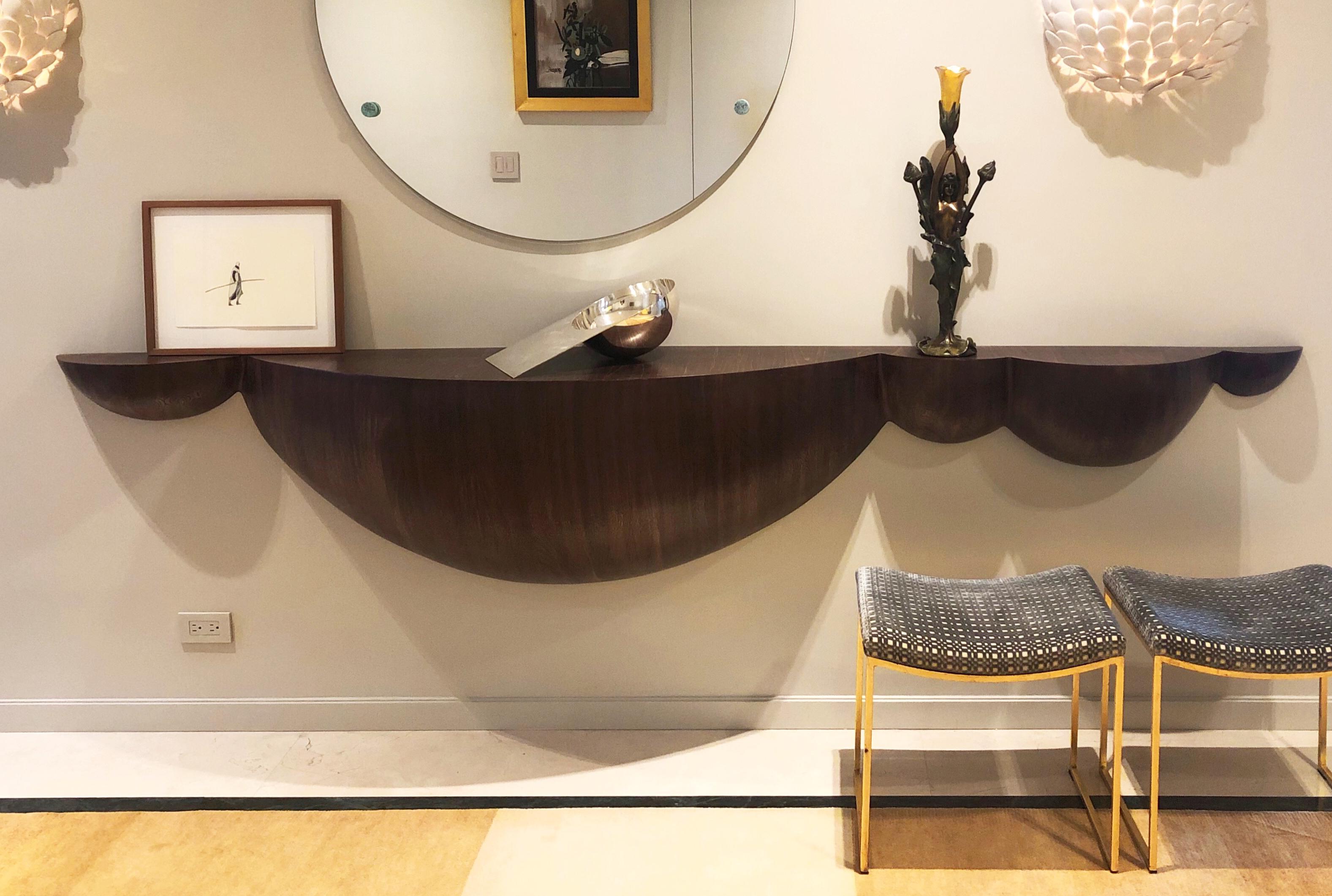 Add a touch of elegance and functionality to your home with our recessed entryway console, meticulously crafted from high quality oak wood. This piece stands out for its organic design and unique composition, assembled for durability and