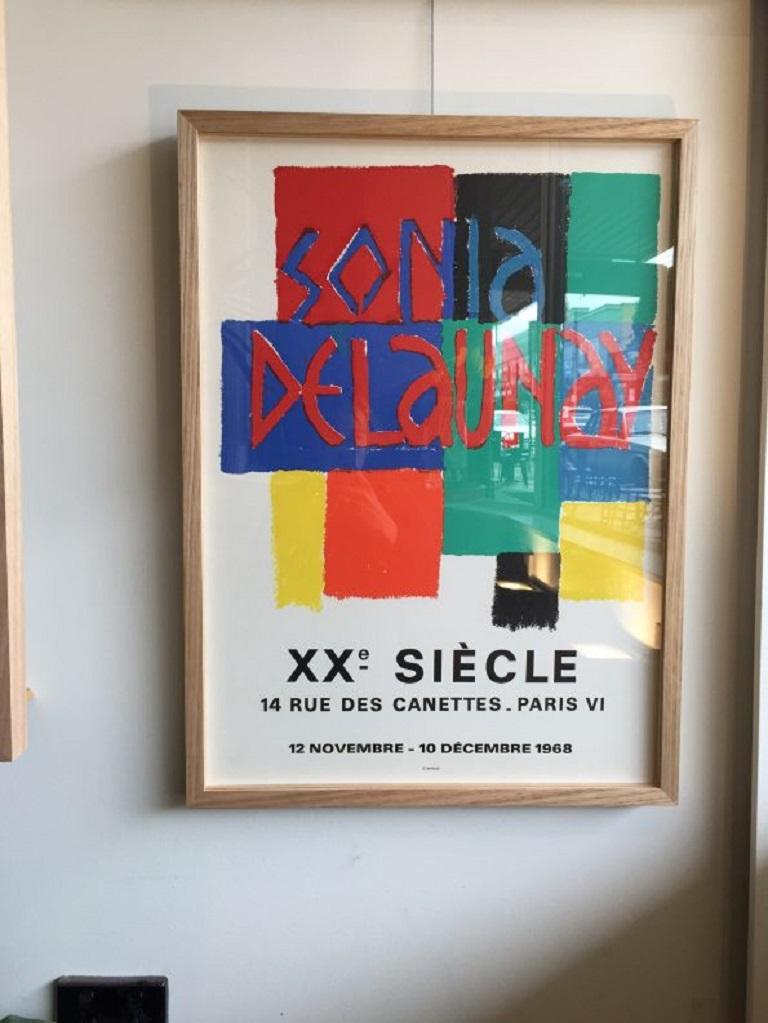 Ausstellungsplakat für Sonia Delaunay, gedruckt von der legendären Druckerei Mourlot. Dieses Poster ist in Eiche natur gerahmt, siehe Fotos.