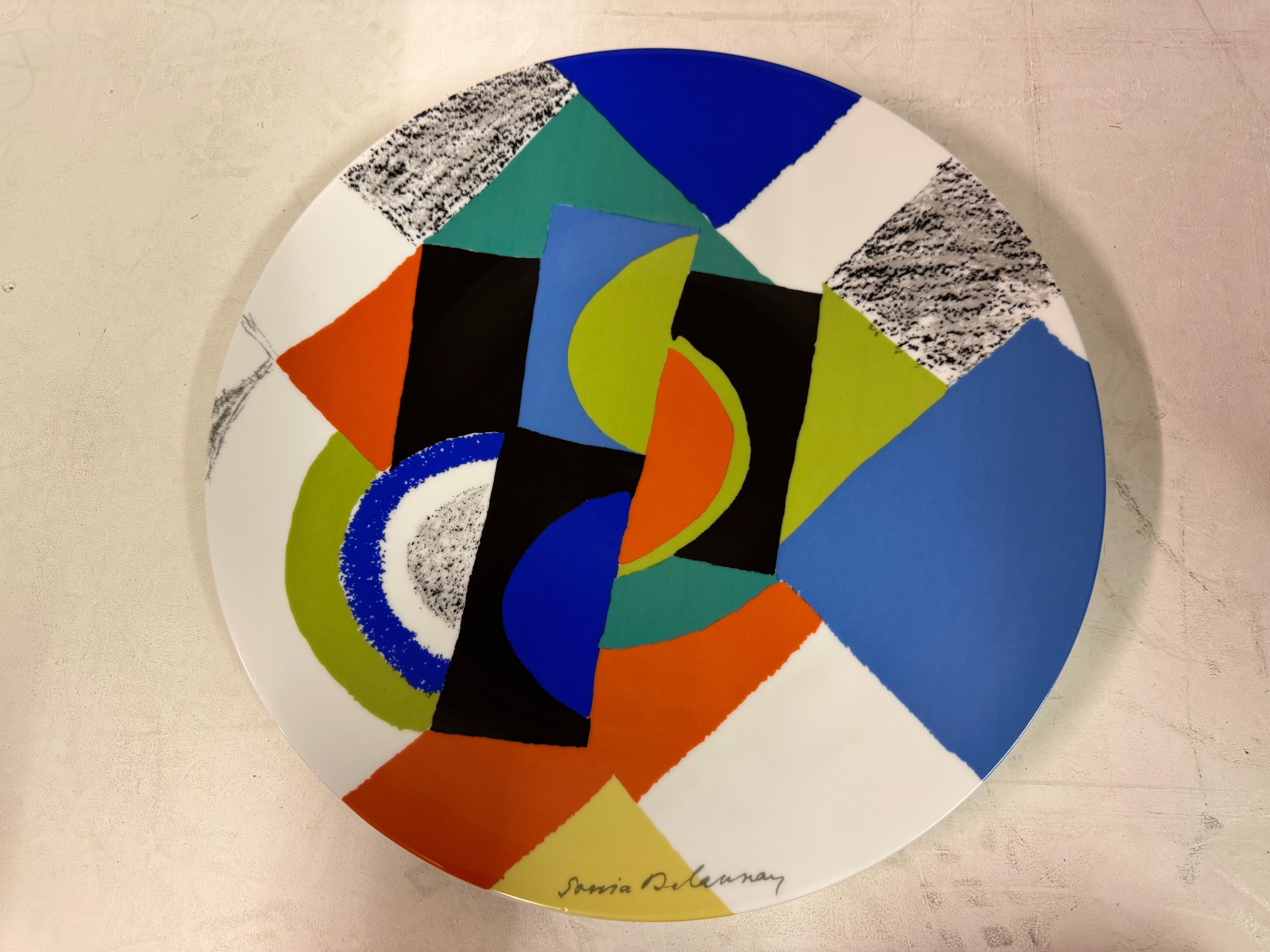 Sonia Delaunay pour Artcurial, Rythmes circulaires, assiette en porcelaine à tirage limité, France, années 1970 (n° 570/900)

Une assiette en porcelaine en édition limitée dessinée par Sonia Delaunay et produite par Artcurial, Paris, dans les années