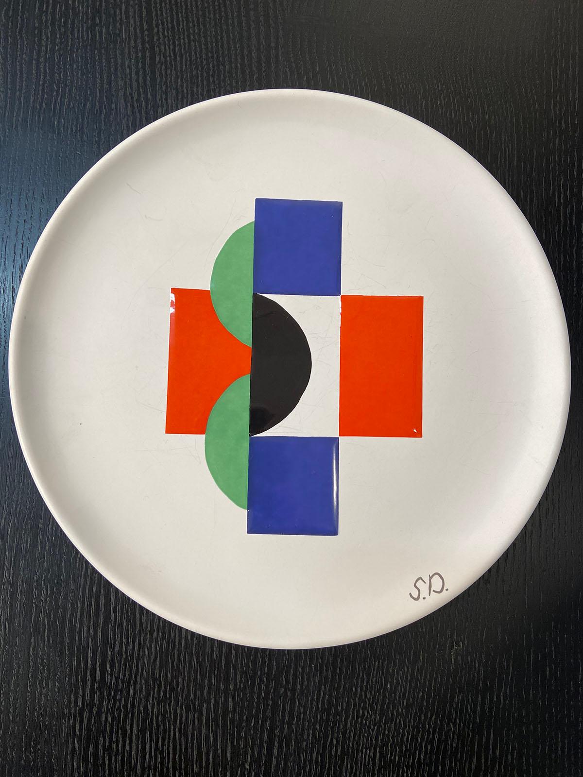Sonia Delaunay, set of 6 plates and 1 large plate,
circa 1985
Edition Moustiers France & Artcurial, Paris
Signed with the initials S.D on the border of the plates
White ceramic with abstract central decoration enameled polychrome
Measures: