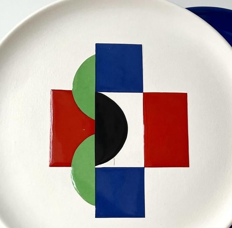 The constructive dimension intrinsic to color according to Sonia Delaunay is evident in this white ceramic plate with colored enamel decoration. This is Artcurial's reissue of the plate made in 1968. It is accompanied by a blue enamelled plate.

The