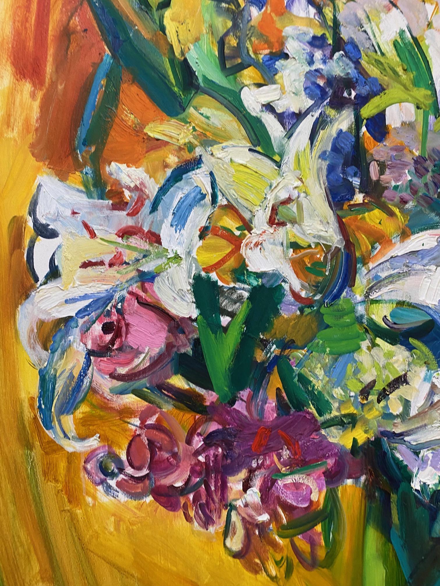 Sofisticadas, elegantes, mundanas... llámalo como quieras, pero las flores expresionistas abstractas de Sonia Grineva, que aquí se muestran recién cortadas y colocadas en un jarrón de cristal verde esmeralda, son lo que hace que sus coleccionistas
