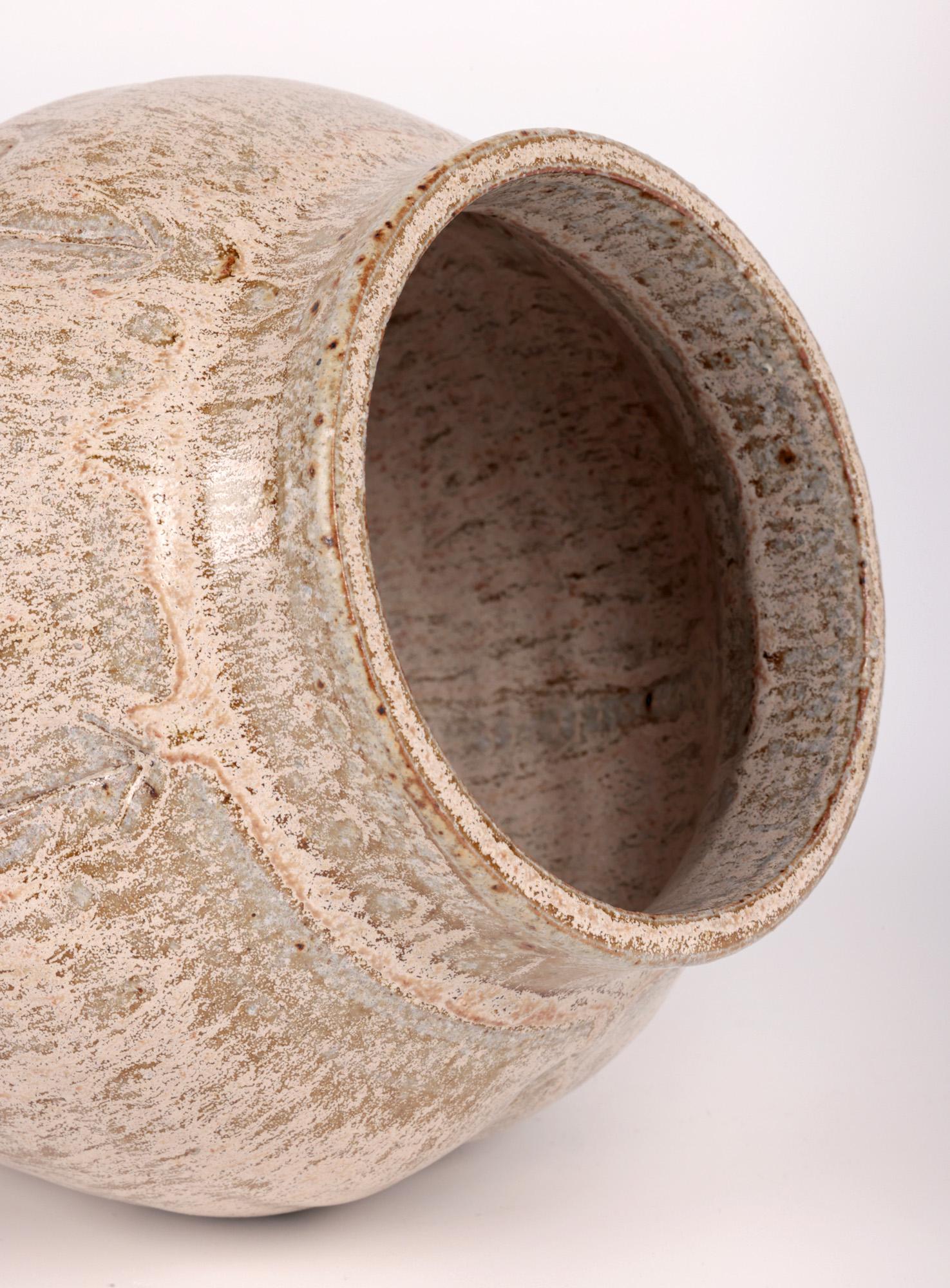 Oatmeal glasierte Vase von Sonia Lewis Studio Pottery (Keramik) im Angebot