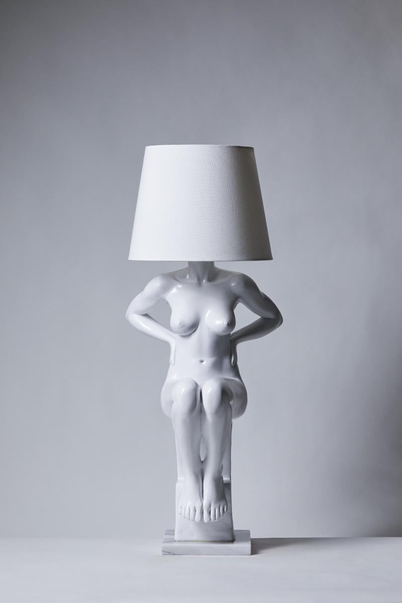 Ziya (bianco) - Nude Sculpture Grigio di Sonia Pacheco