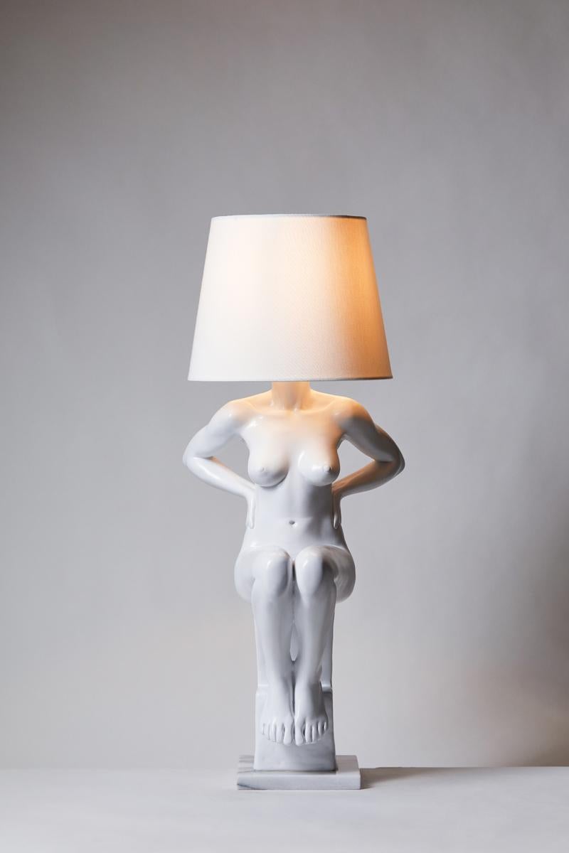 Resina fusa, vernice per auto, bulloneria elettrica, lampadina LED dimmerabile, paralume artigianale, base in marmo.

Questo pezzo fa parte della serie di Pacheco intitolata Sacred Fool ed è una straordinaria rappresentazione della sua resilienza