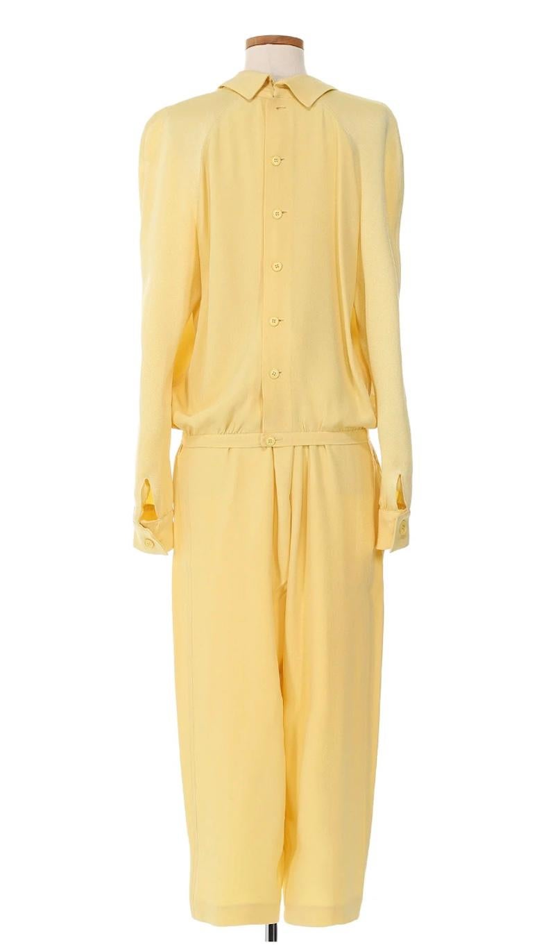 Gelber Anzug aus Krepp von Sonia Rykiel aus den 1980er Jahren. Der gelbe Crêpe-Stoff versprüht einen frechen und fröhlichen Charme und macht es zu einem auffälligen Ensemble, das die Essenz des Stils der 1980er Jahre einfängt. Rykiel, eine