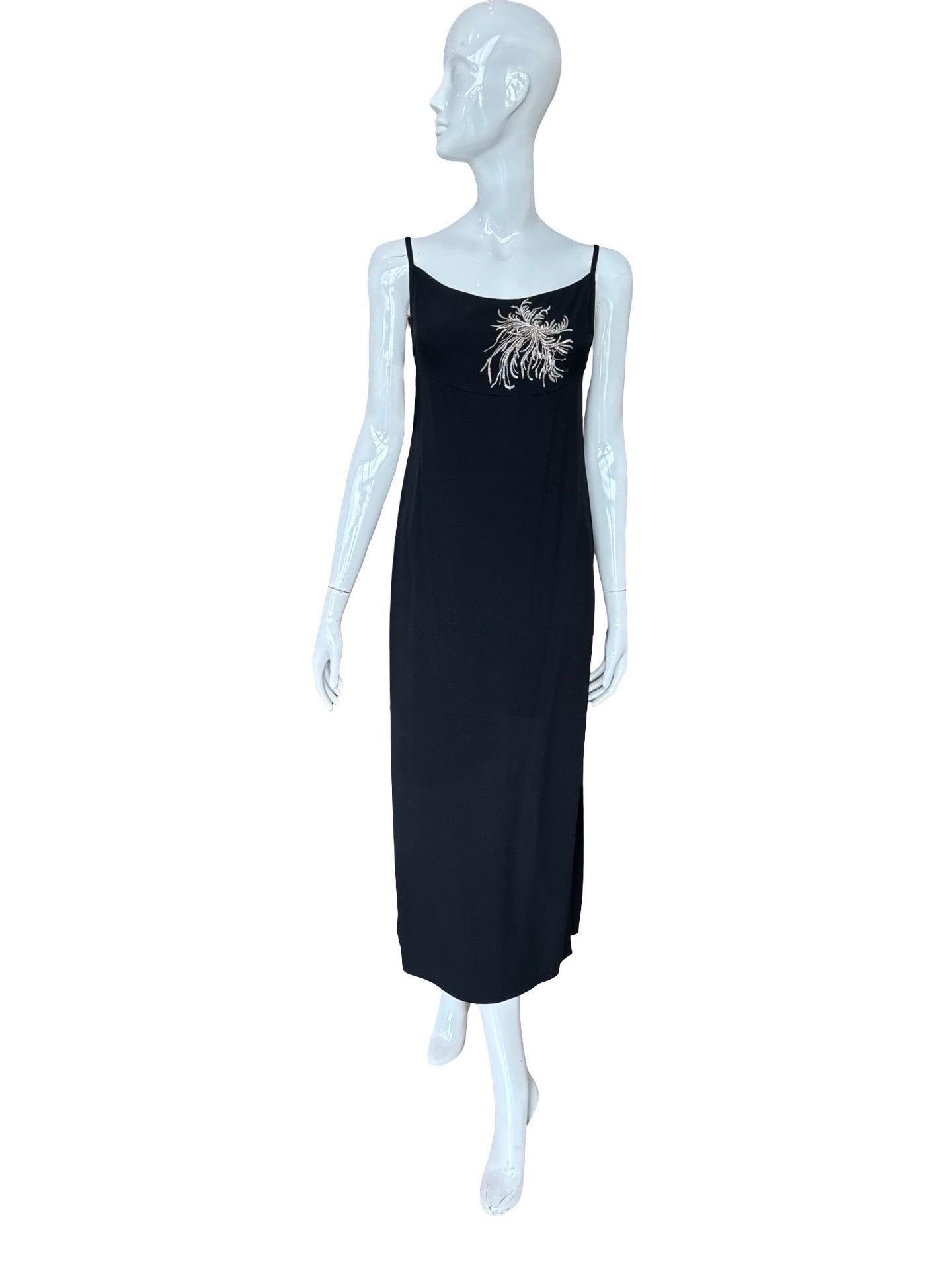 Un set incredibilmente chic di Sonia Rykiel.  Tessuto nero in rayon di medio peso, busto impero e apertura posteriore con zip.   Vestibilità a colonna con uno splendido dettaglio di perline e ricami sul petto e bottoni rivestiti in tessuto. 

Il