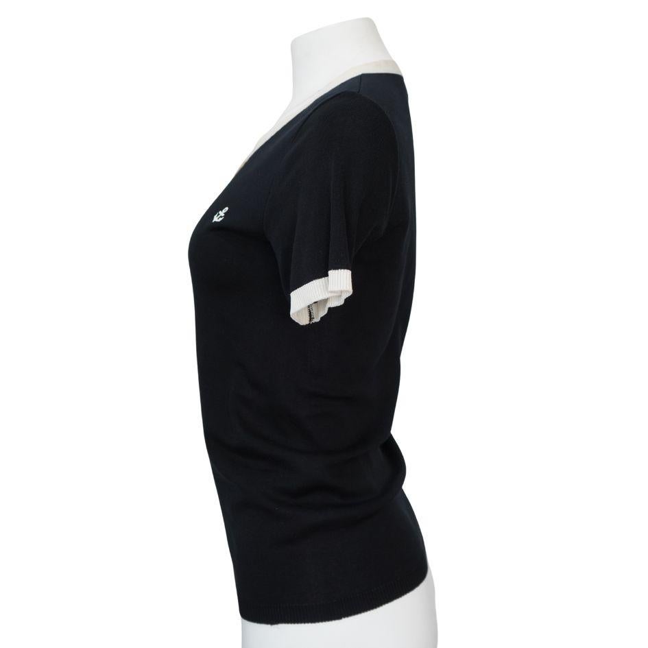 Top à 3 boutons Sonia Rykiel noir et crème. Bordure crème le long du col, des boutons et des manches. Réparation sur le devant de la chemise, à environ un centimètre de l'ancre (photo).
Poitrine 32