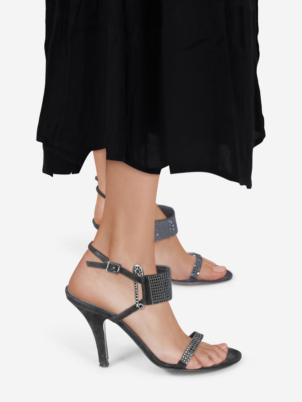 L'ÉTAT est très bon. L'usure des sandales est minime. Abrasion sur les deux talons. Marques sur les semelles intérieures des deux chaussures sur cet article de revente de designer Sonia Rykiel d'occasion.
 

 

 

 Détails
 

 

 Noir
 

 Suède
 

