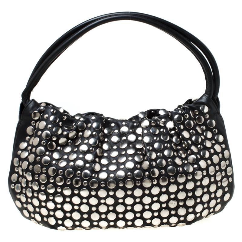 Sonia Rykiel a confectionné ce sac à bandoulière élégant en cuir noir. La création est dotée d'une fermeture éclair de couleur argentée qui s'ouvre sur un intérieur spacieux en nylon:: conçu avec une poche zippée. Ce sac Domino est orné de superbes