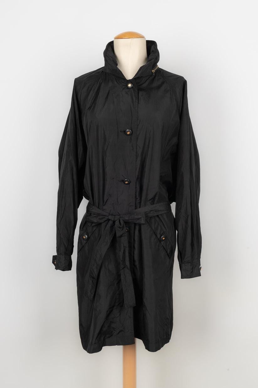 Sonia Rykiel - Black nylon raincoat. Size L.

Additional information:
Condition: Very good condition
Dimensions: Shoulder width: about 50 cm - Sleeve length: 54 cm - Length: 88 cm

Seller Reference: M106