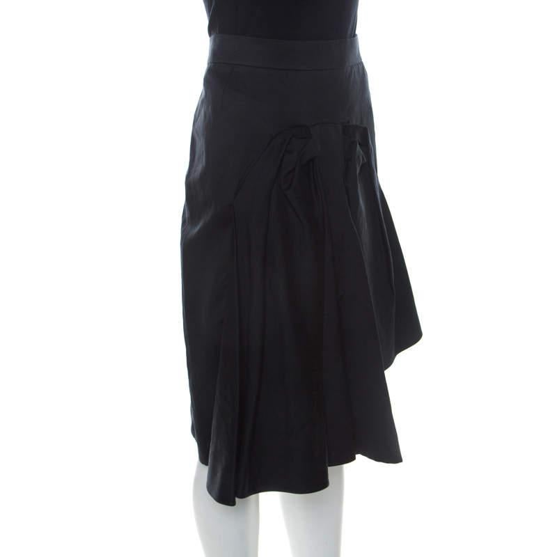Flaunt this classy and cotemporary Sonia Rykiel skirt which is just what you need to be at the top of your style and comfort zone. Make an outstanding statement by adorning this black skirt, tailored in a silk blend and accented with a bow detail to