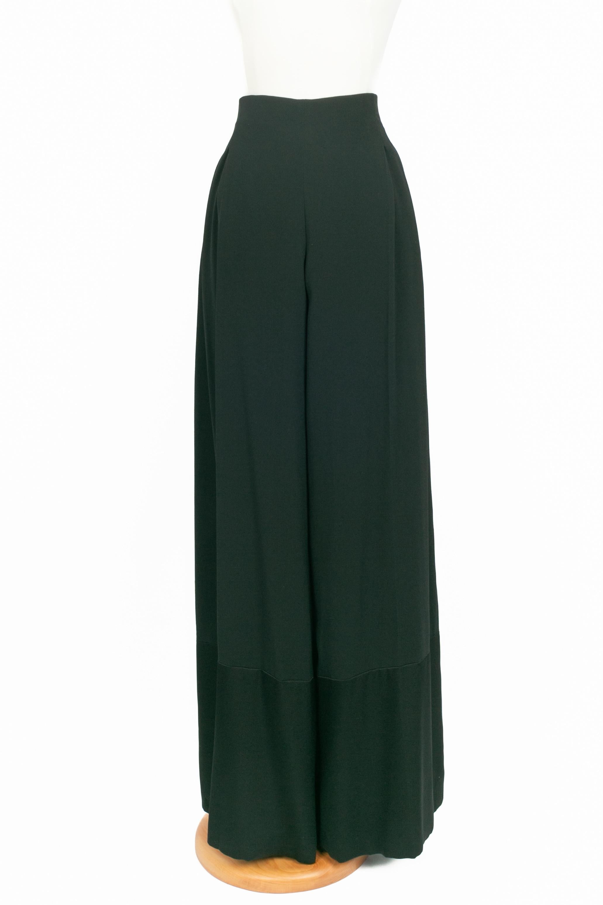 SONIA RYKIEL - (Made in Slovaquia) Pantalón negro de corte ancho con reverso de satén brillante. Talla 36FR.

Estado:
Muy buen estado

Dimensiones:
Cintura: 37 cm - Largo: 115 cm

SKU:FJ186


