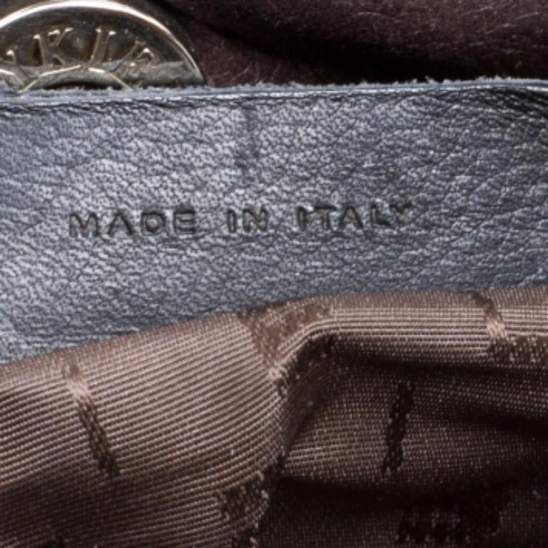 Esta encantadora cartera de Sonia Rykiel, una belleza clásica y oscura, dejará hechizados a todos los que la vean. Confeccionado en piel marrón oscura, este bolso presenta dos bolsillos delanteros con solapas tachonadas y detalles de cinturón que
