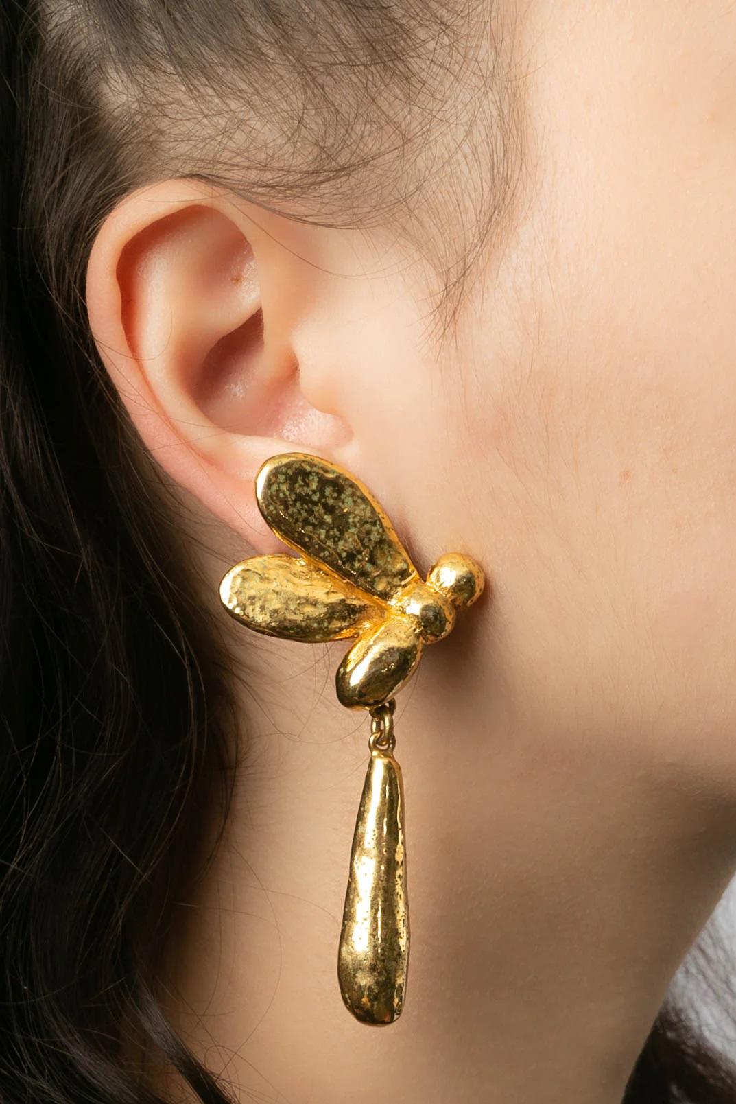 Sonia Rykiel - Clip-on gilded metal earrings representing a dragonfly. 

Additional information:

Dimensions: 
4.5 W x 7 H cm (1.77