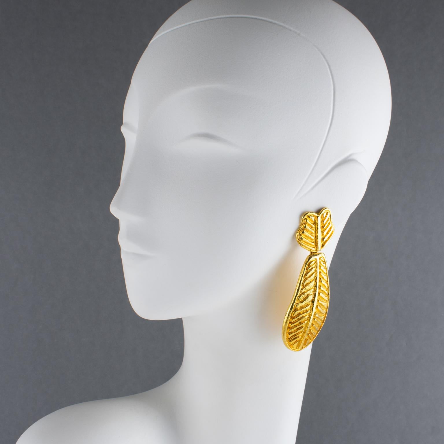 La c�élèbre créatrice de mode française Sonia Rykiel a conçu ces superbes boucles d'oreilles à clip. Les pièces présentent un motif floral surdimensionné en métal doré avec un feuillage de palmier stylisé, agrémenté de textures et de sculptures. Les