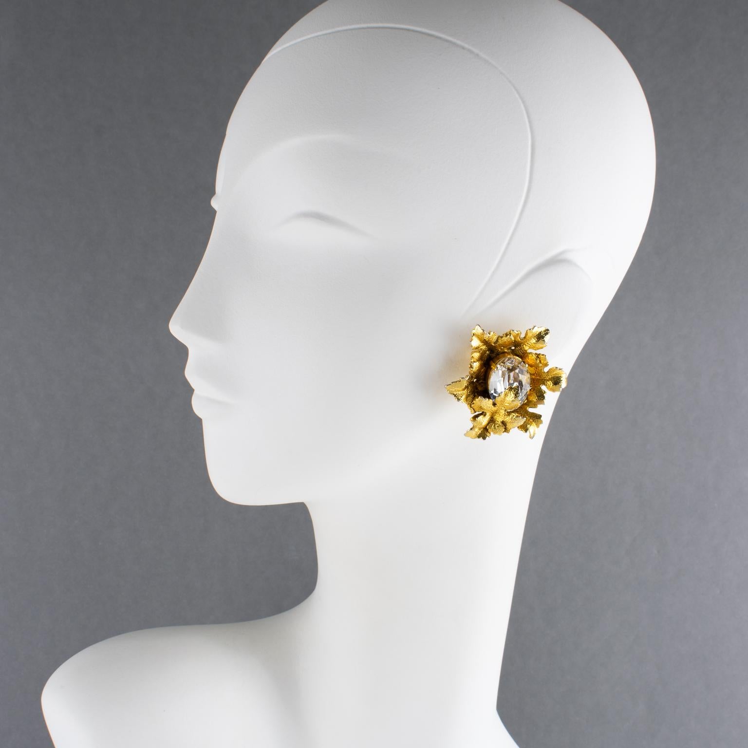 La célèbre créatrice de mode française Sonia Rykiel a conçu ces superbes boucles d'oreilles à clip. Les pièces présentent un motif dimensionnel de feuilles sculptées en métal doré avec texture, surmonté de strass cristallins extra-larges. Les