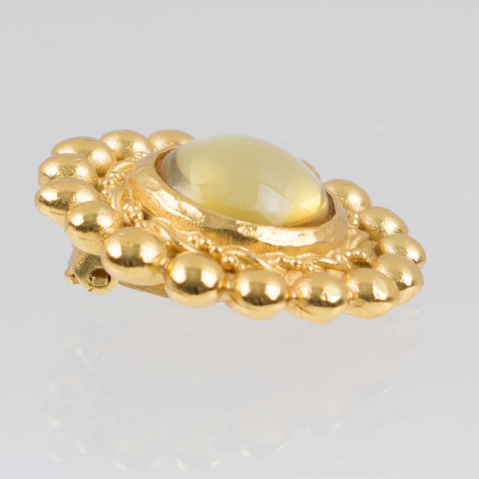 Sonia Rykiel Clips d'oreilles à bijoux en résine jaune avec cabochons en vente 1