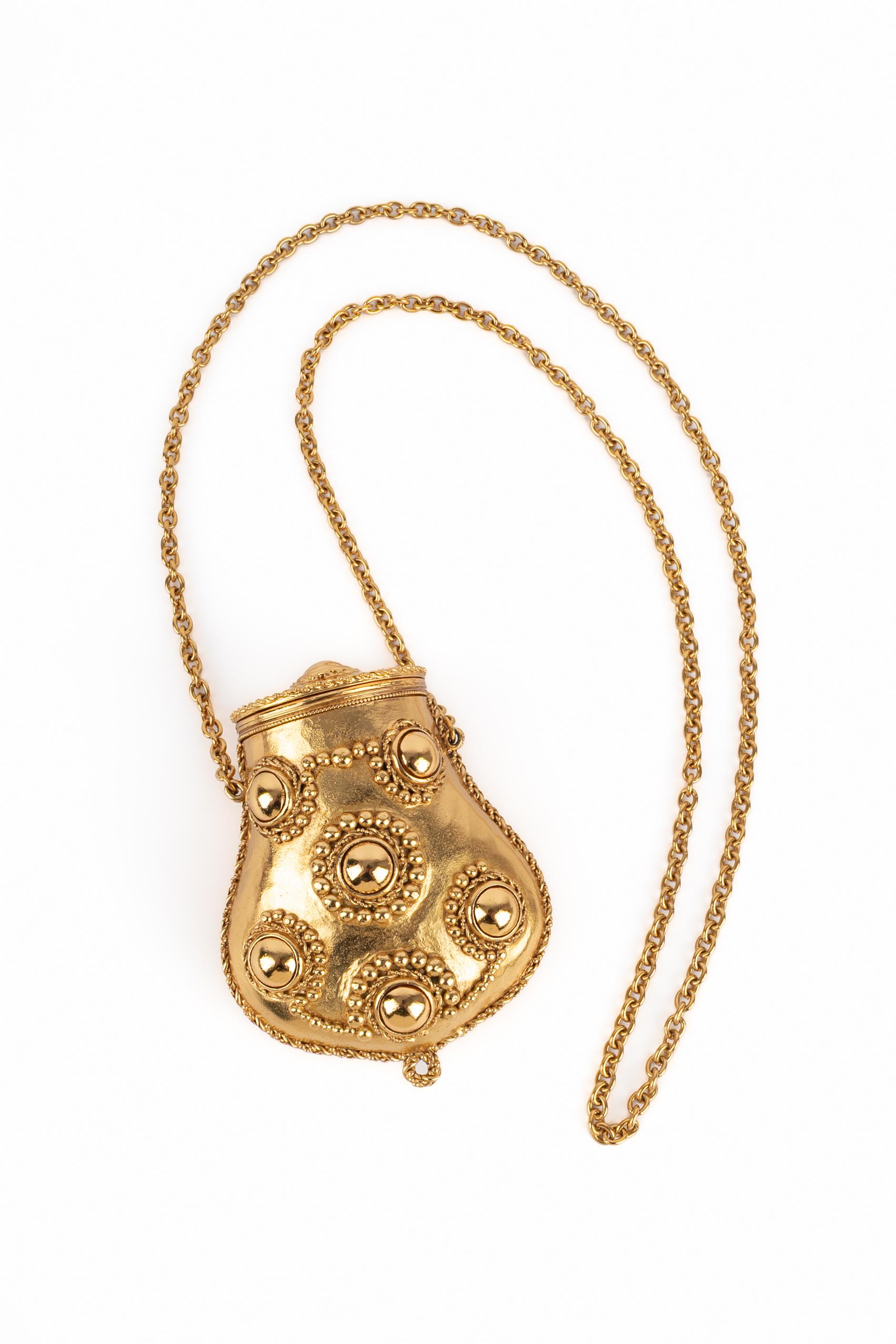 SONIA RYKIEL - Golden metal minaudiere bag inspired by a salt bottle with pearled medallion decorations. Chain handle.

Condition:
Very good condition

Dimensions:
Height: 12 cm - Width: 6 cm to 11 cm - Depth: 5 cm - Handle length: 123 cm

SKU:S41