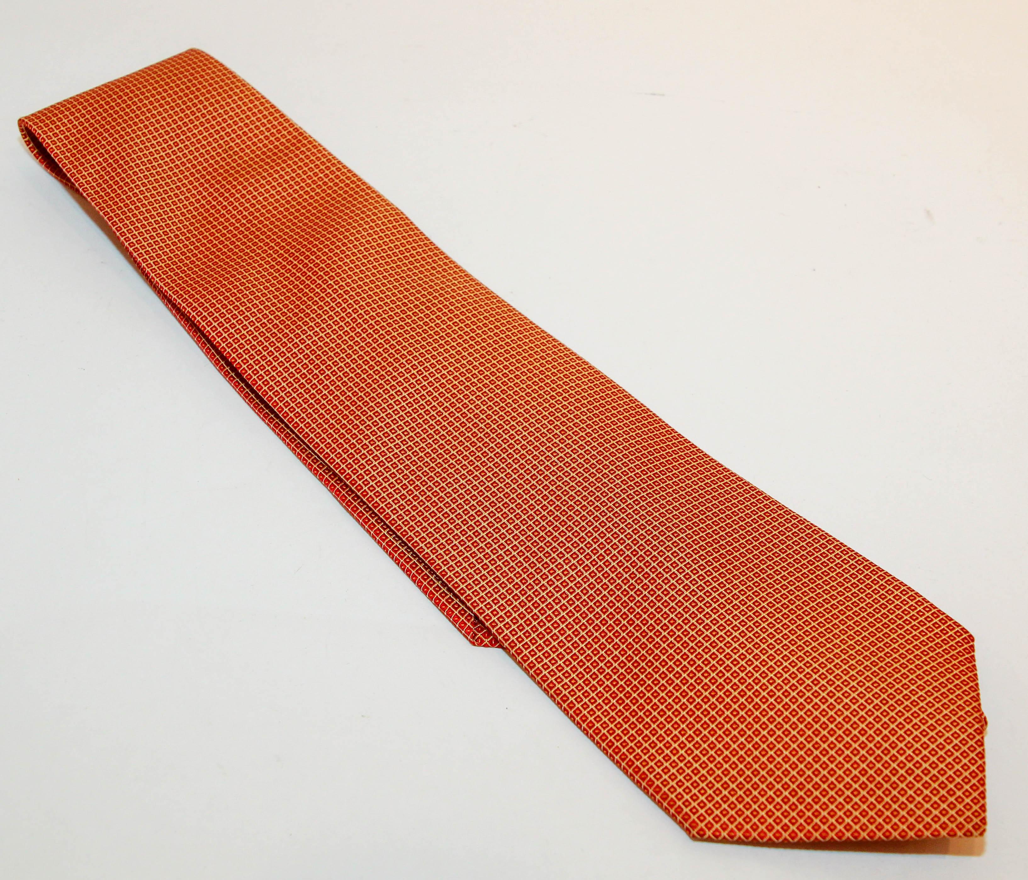 Sonia Rykiel Homme vintage silk tie repeat pattern men dress necktie.
Dress Silk Necktie Designed by Sonia Rykiel, Made in France.
100% silk Dry clean only.
Burnt orange and gold colors silk tie.
LENGTH : 58 inches
WIDTH : 3.8 inches,