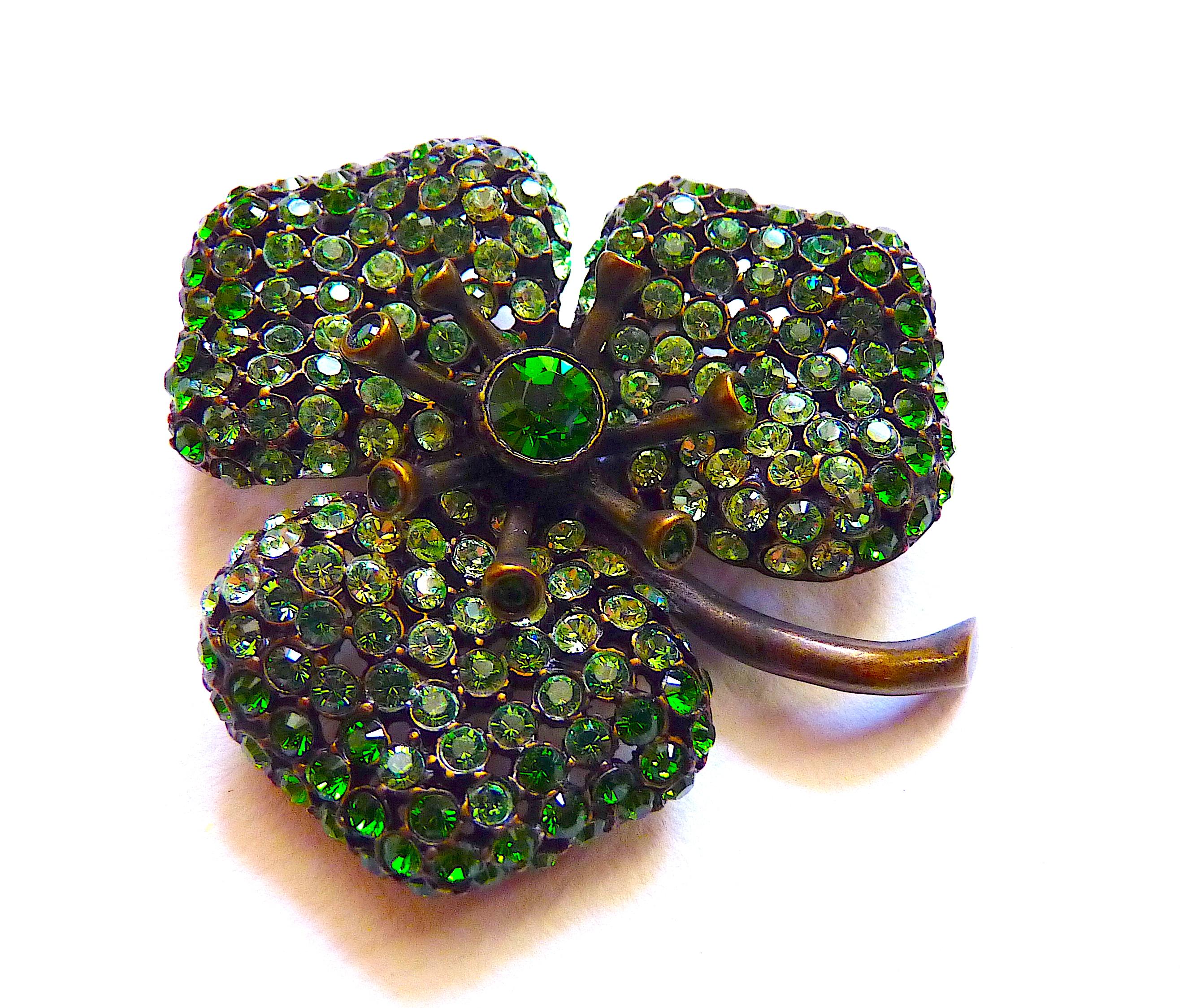 This is a Sonia Rykiel Clover Brooch made of brown patinated metal decorated with very shiny green glass stones, it is Vintage from the 1980s.

Signed SONIA RYKIEL at back of the brooch

CONDITION : Mint Condition ! This brooch seems unworn