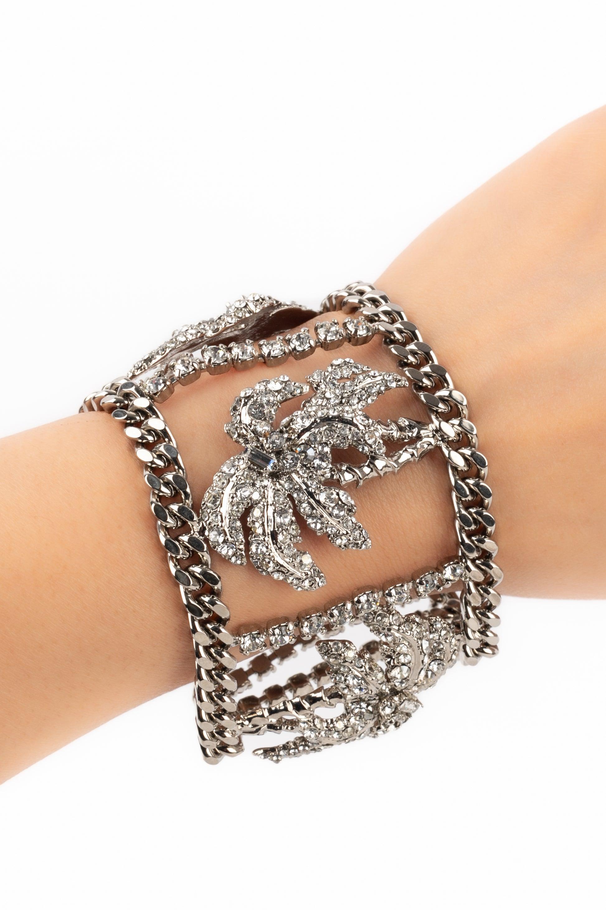 Sonia Rykiel - Silvery metal articulated bracelet set with rhinestones.

Additional information:
Condition: Very good condition
Dimensions: Length: 17 cm

Seller Reference: BRA93