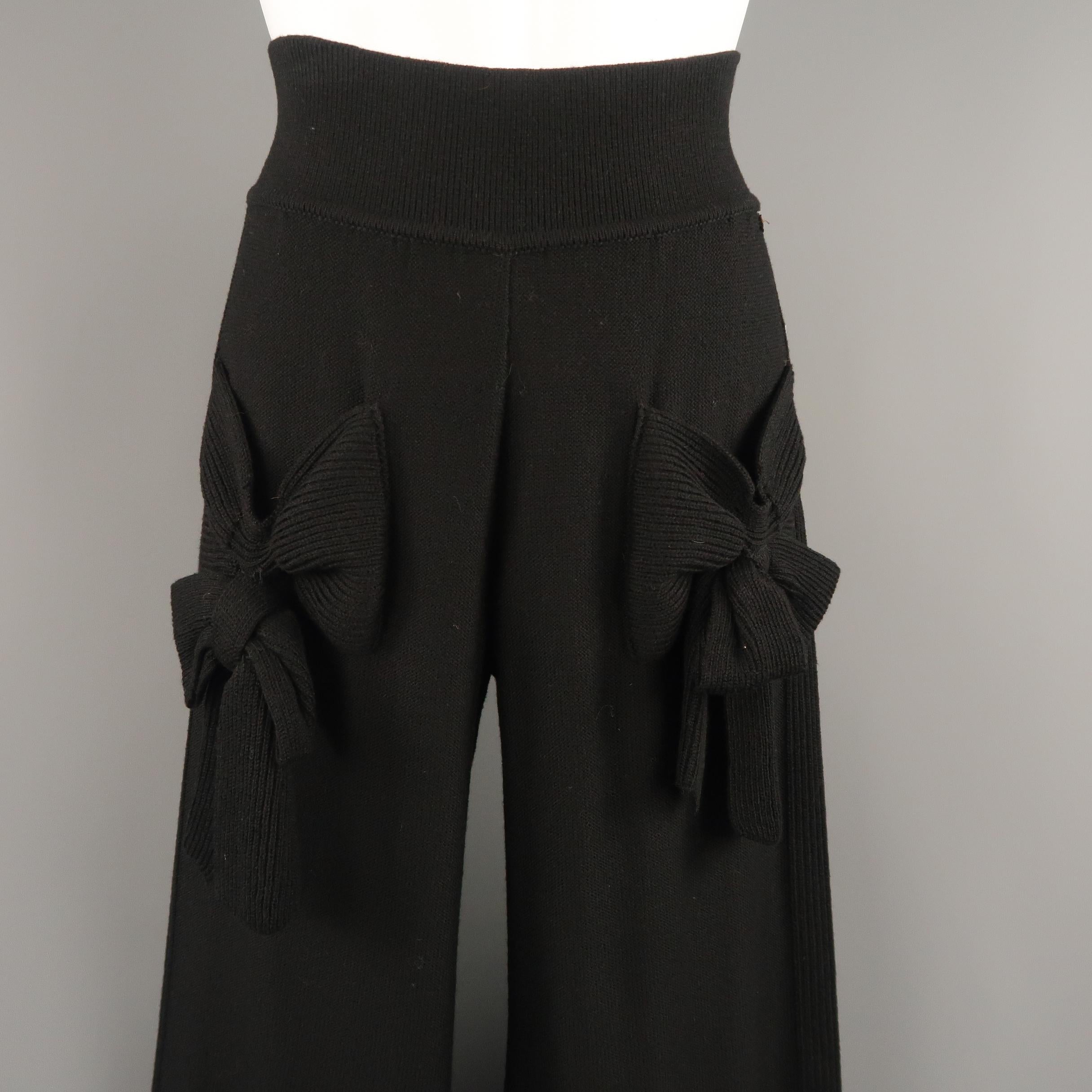 Vintage SONIA RYKIEL pants come in black virgin wool blend knit with a high rise, thick waistband, wide leg, ribbed stripe, and bow detailed pockets. Made in Italy.
 
Very Good Pre-Owned Condition.
Original retail price: $550.00
Marked: FR 40
