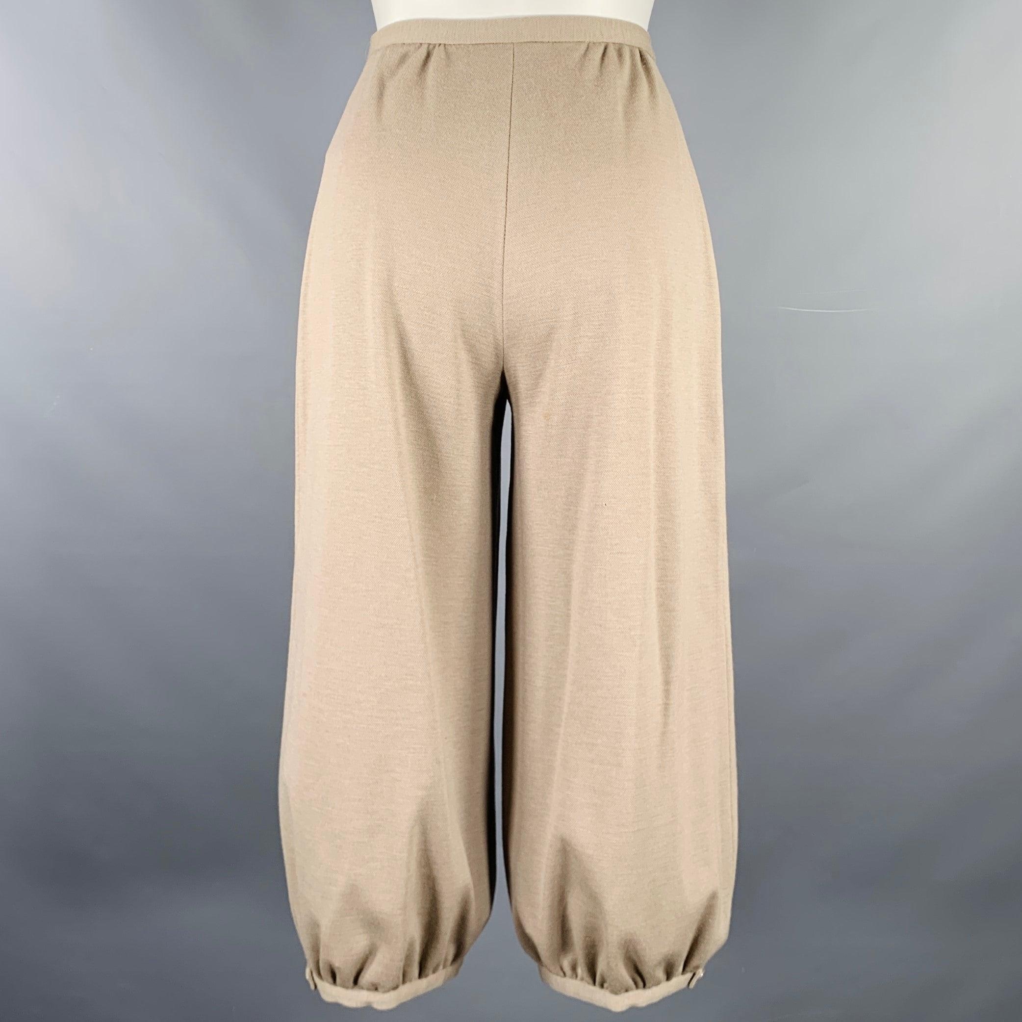 Pantalon décontracté vintage SONIA RYKIEL
dans un
en laine gris taupe, avec un style cropped, une jambe large, deux poches et une fermeture à glissière. Fabriqué en France. Bon état d'usage. Plusieurs marques mineures, voir les photos. En l'état.