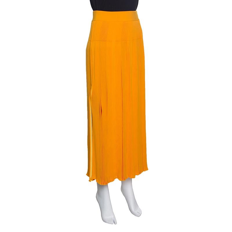 Shining bright in sunflower yellow, this Sonia Rykiel midi skirt will surely leave you mesmerized! This lovely creation is made of a wool blend and features a pleated silhouette. It flaunts a striped ribbed knit design that lends it a chic look.