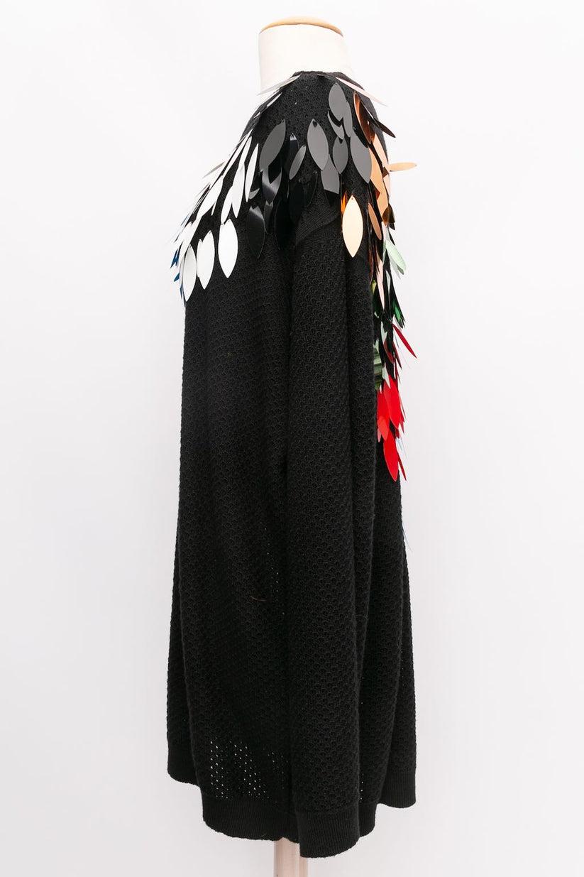 Sonia Rykiel (Fabriqué en Italie) Pull composé de laine vierge noire décorée de pétales de celluloïd. Taille S.

Informations complémentaires :
Dimensions : Épaules : 60 cm (23.62
