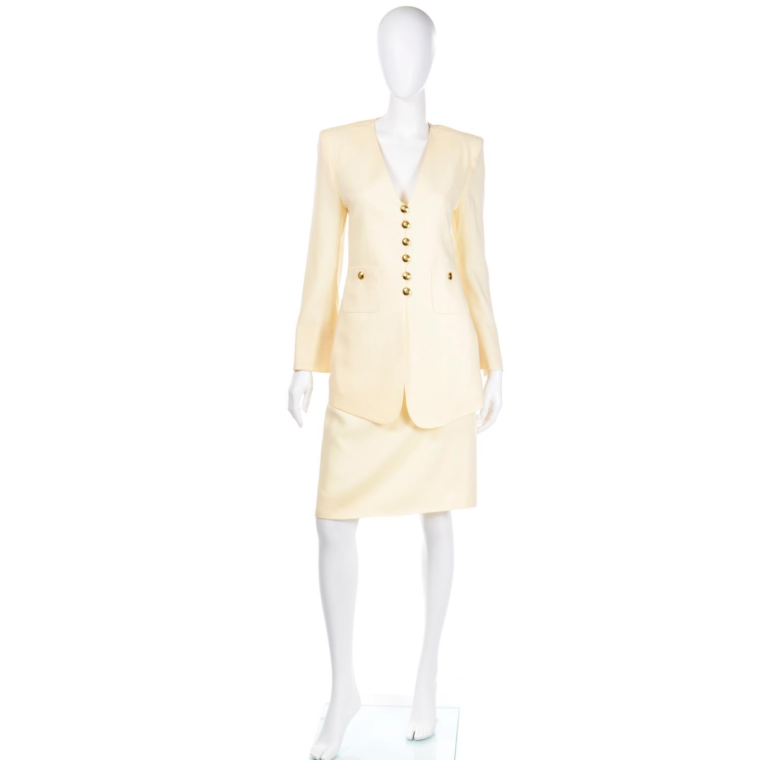 Dies ist eine so elegante, wunderschön gemacht Vintage cremefarbenen Elfenbein Wolle Jacke & Rock Anzug von Sonia Rykiel entworfen. Wenn Sie noch nie ein Kleidungsstück von Sonia Rykiel besessen haben, werden Sie sofort zum Fan, wenn Sie eines ihrer