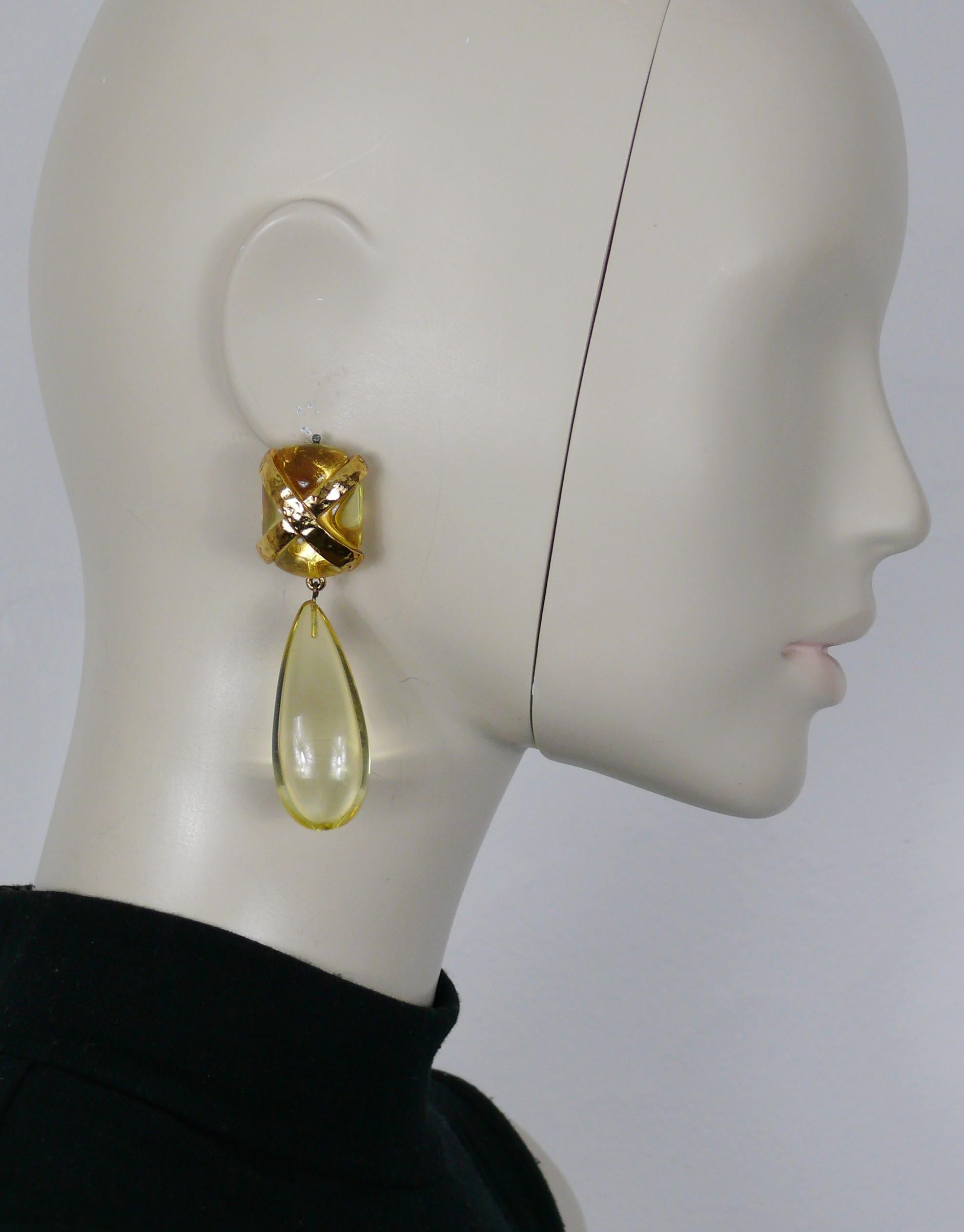 SONIA RYKIEL vintage yellow resin dangling earrings (clip-on) embellished with textured gold tone metal hardware.

Marked SONIA RYKEL Paris.

Indicative measurements : height approx. 7.8 cm (3.07 inches) / max. width approx. 2 cm (0.79