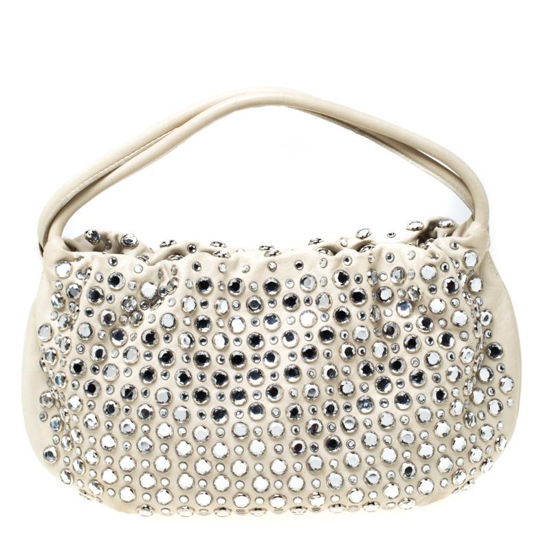 Sonia Rykiel has crafted this stylish shoulder bag from white leather. The creation comes with a silver-tone zipper that opens to a spacious nylon interior, designed with a zip pocket. This Domino bag is embellished with gorgeous crystals all